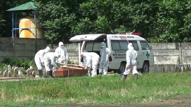 Proses pemakaman pasien covid-19 yang meninggal