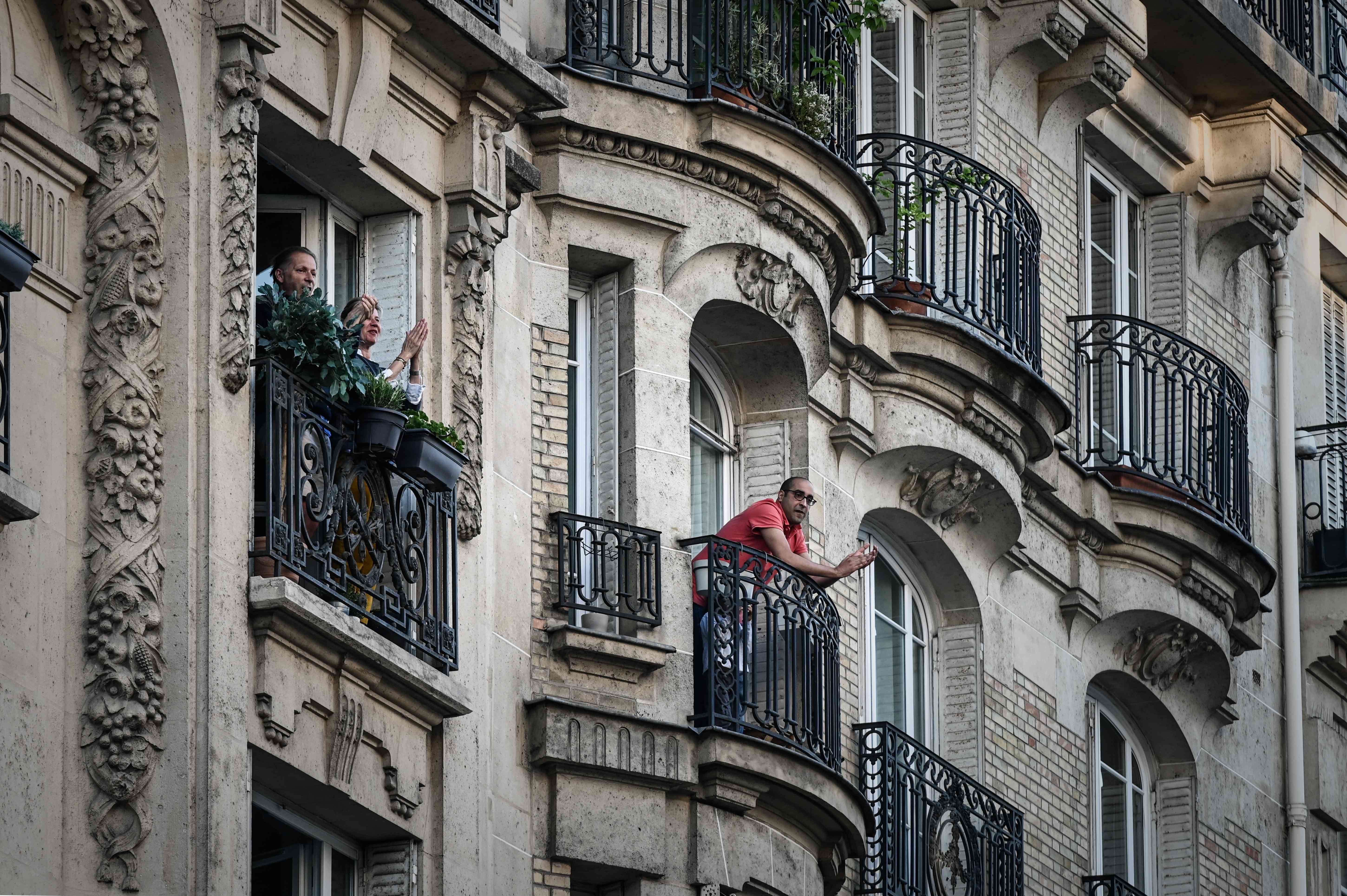Warga Paris, Prancis, tepat pukul 20.00 bertepuk tangan sebagai bentuk dukungan bagi tenaga medis.