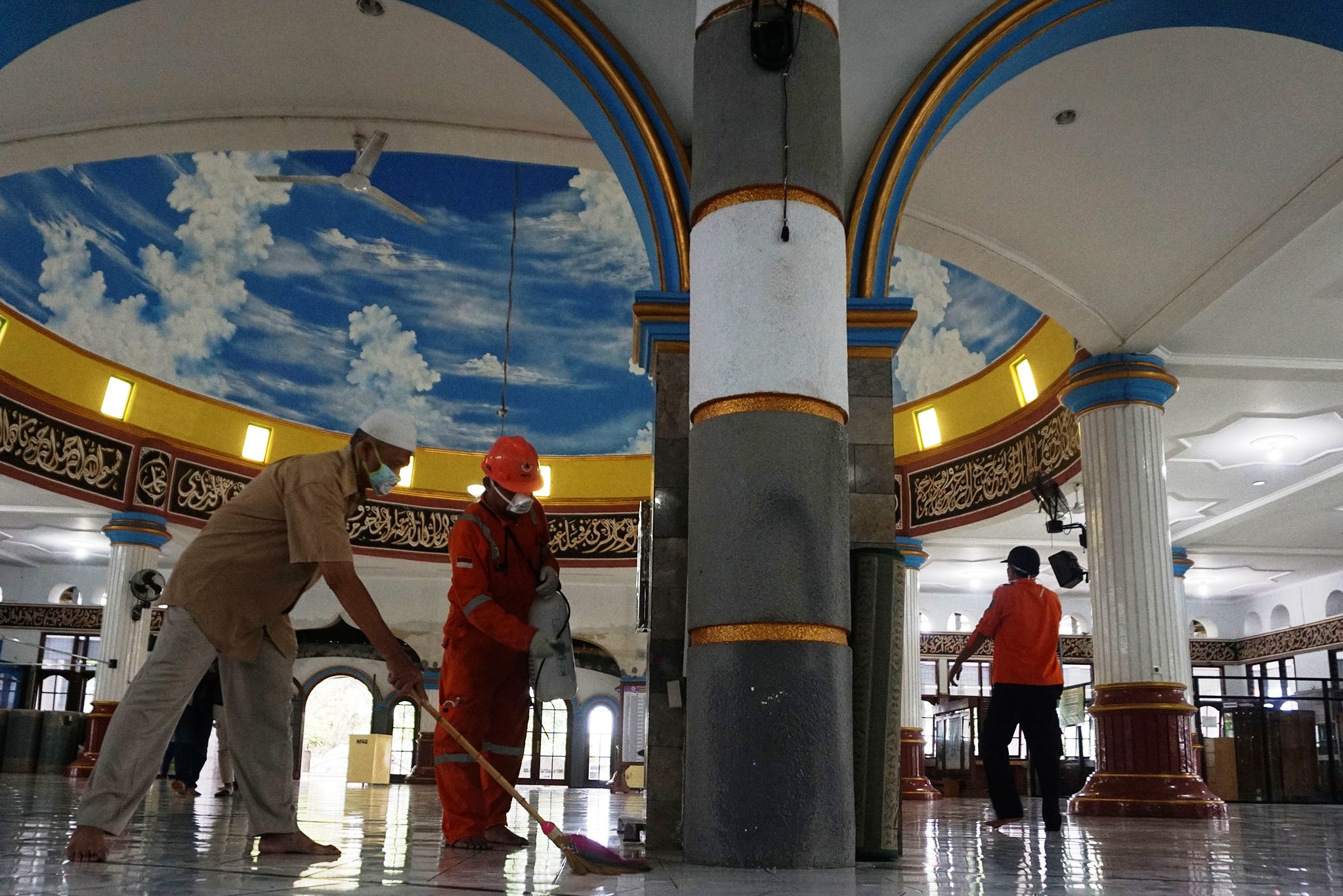 Ilustrasi semprot disinfektan rumah ibadah.