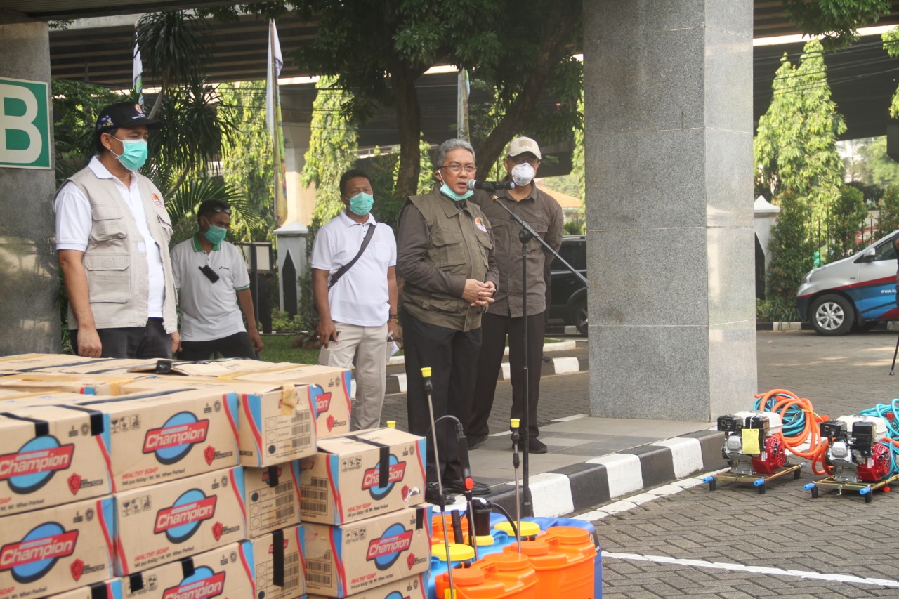 Dirjen PPKL KLHK, RM Karliansyah, memimpin gerakan sosialisasi mencuci tangan dengan benar, membagikan sabun, dan penyemprotan disinfektan. 