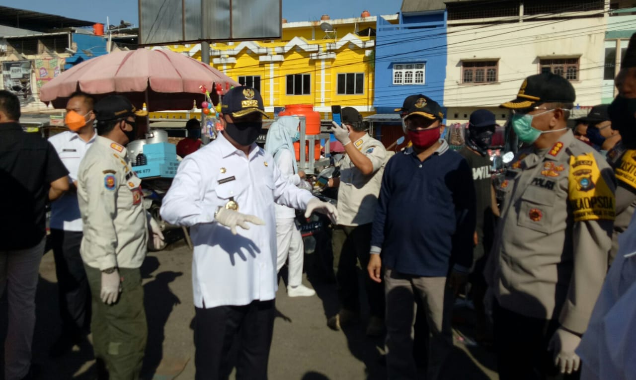 Gubernur Babel Erzaldi Rosman Djohan melakukan kunjungan ke Pasar Pagi Pangkalpinang bersama Wakapolda Babel, Kombes Umar Dani, Rabu (22/4).