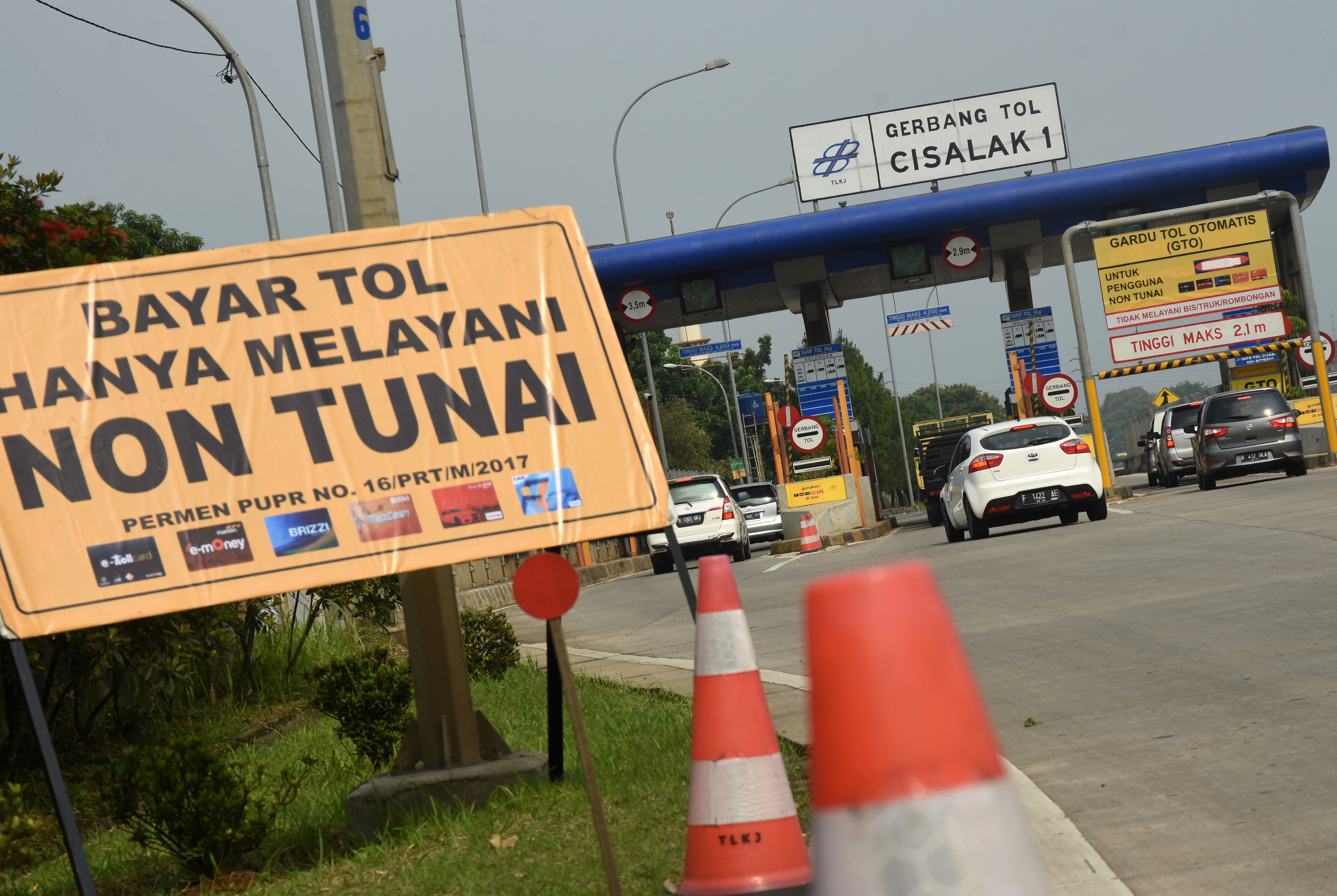 Bunyi peringatan terkait penggunaan kartu pembayaran elektronik di Gerbang Tol Cisalak I, Jawa Barat.