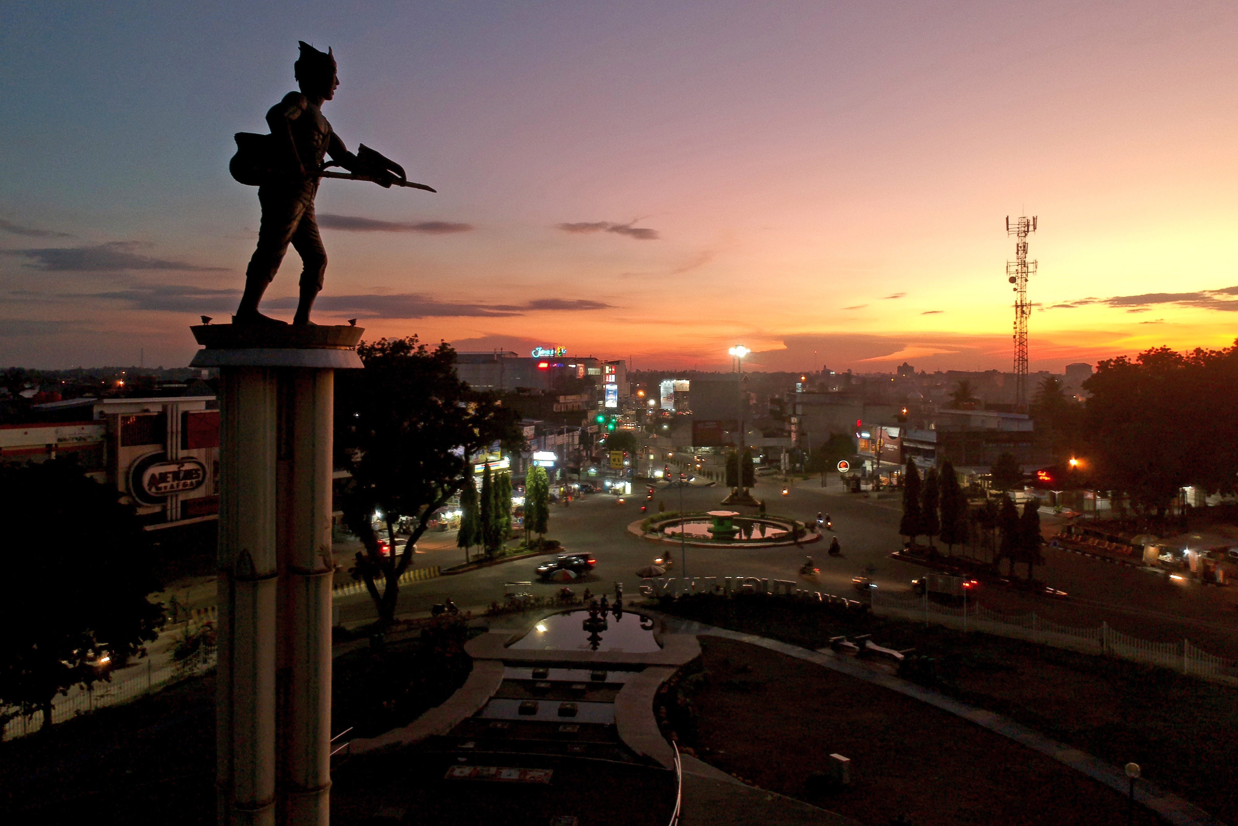 Taman Tugu Juang saat pandemi virus korona atau covi-19 di Jambi, Senin (20/4).