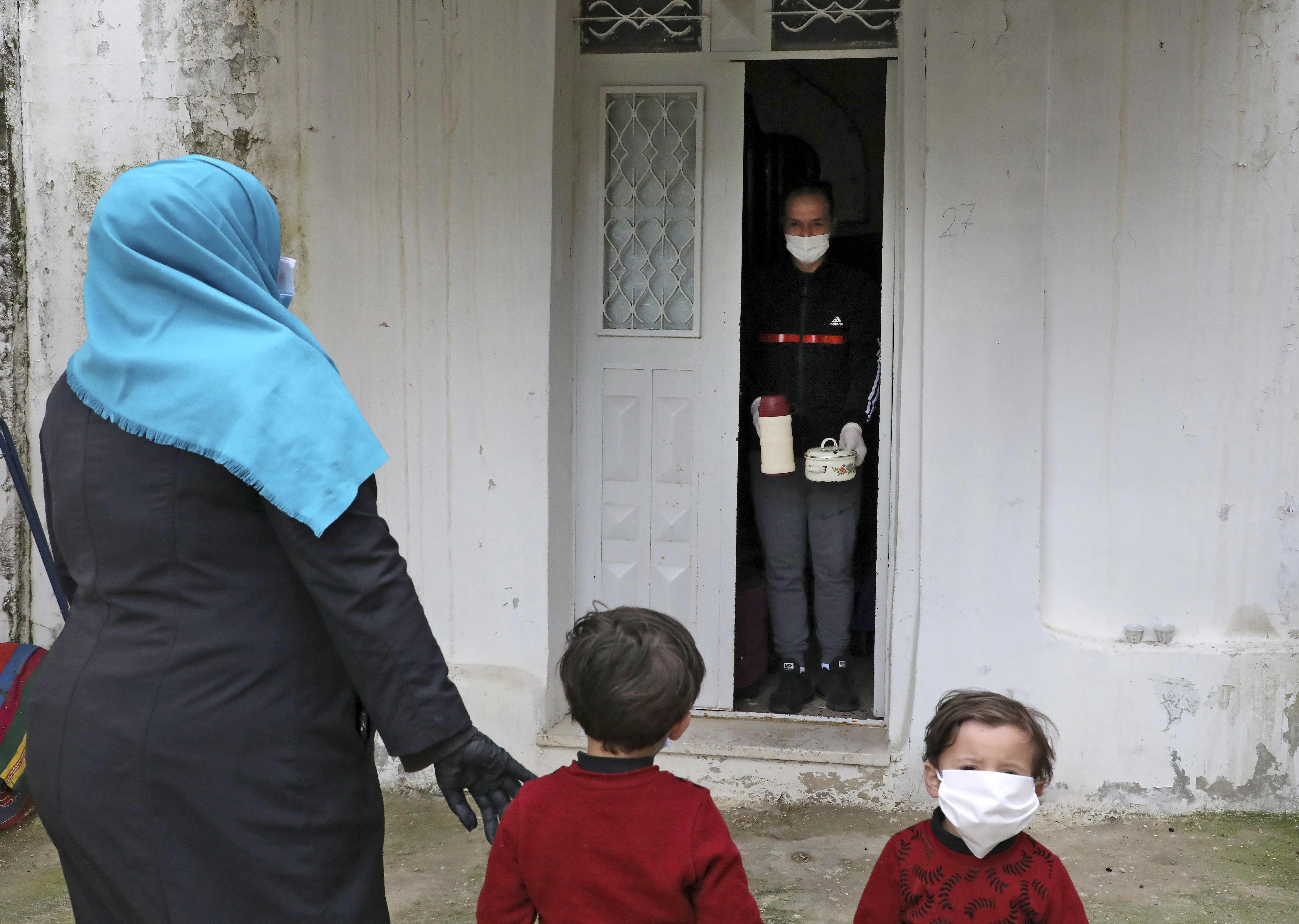  Islam Bseileh, warga Palestina yang terkena Covid-19 menerima makanan dari istri dan anak-anaknya saat menjalani karantina di Tepi Barat.