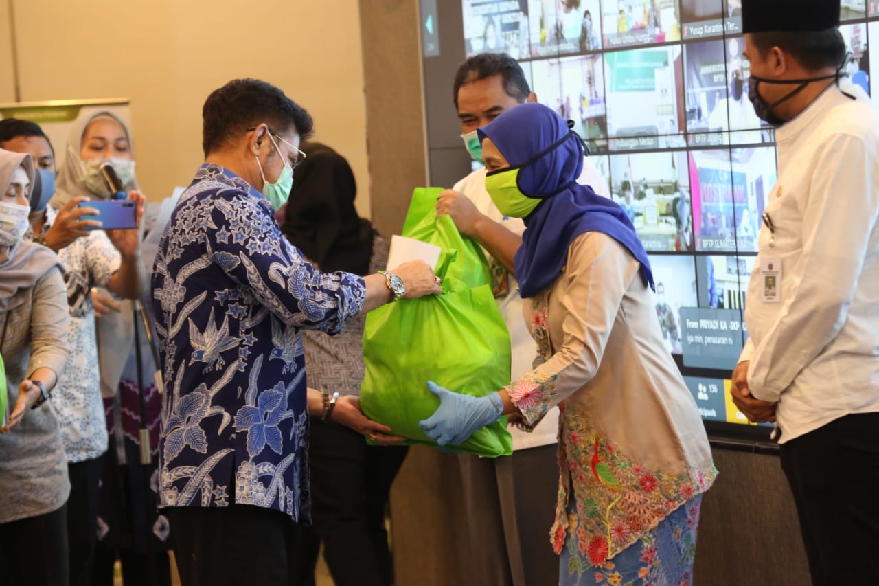 Mentan Syahrul Yasin Limpo menyerahkan bantuan secara simbolis kepada penerima bantuan.