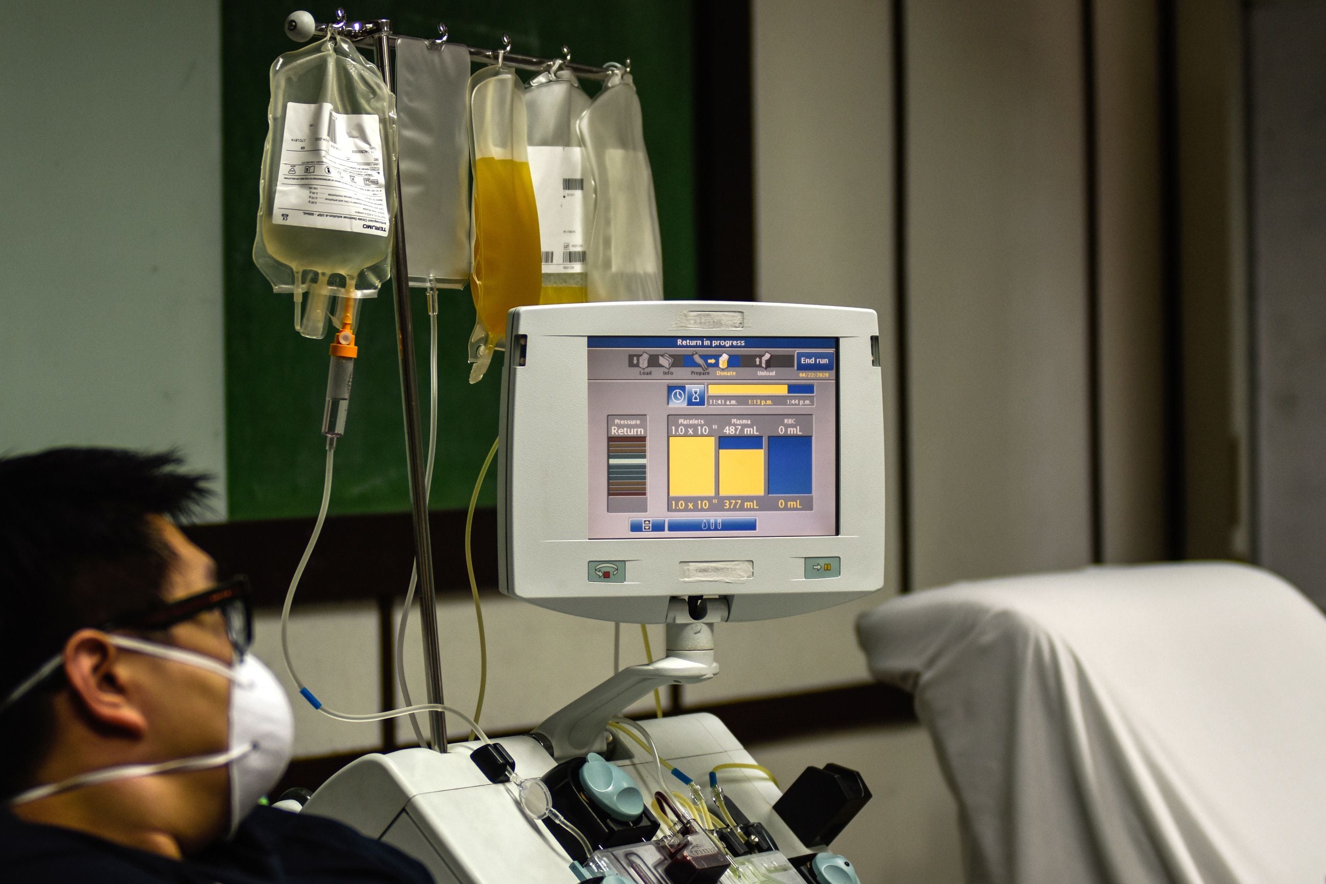 Seorang pasien yang telah sembuh dari covid-19 tengah mendonorkan plasma darahnya di sebuah rumah sakit di Manila, Filipina, Rabu (22/4).