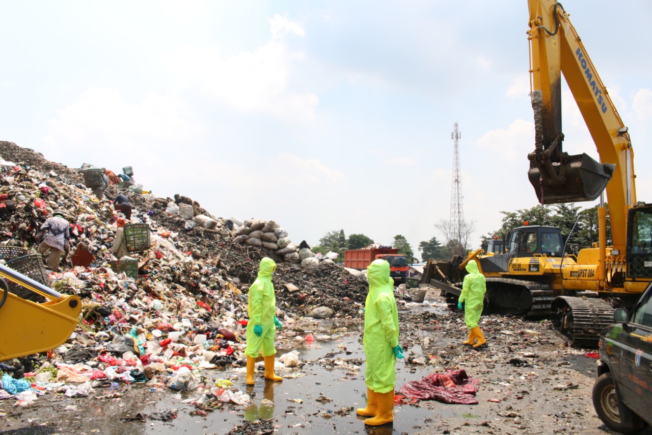 Petugas di TPST Bantar Gebang, Bekasi, Jawa Barat mendapatkan donasi alat pelindung diri (APD) dari Tunasmuda Care.