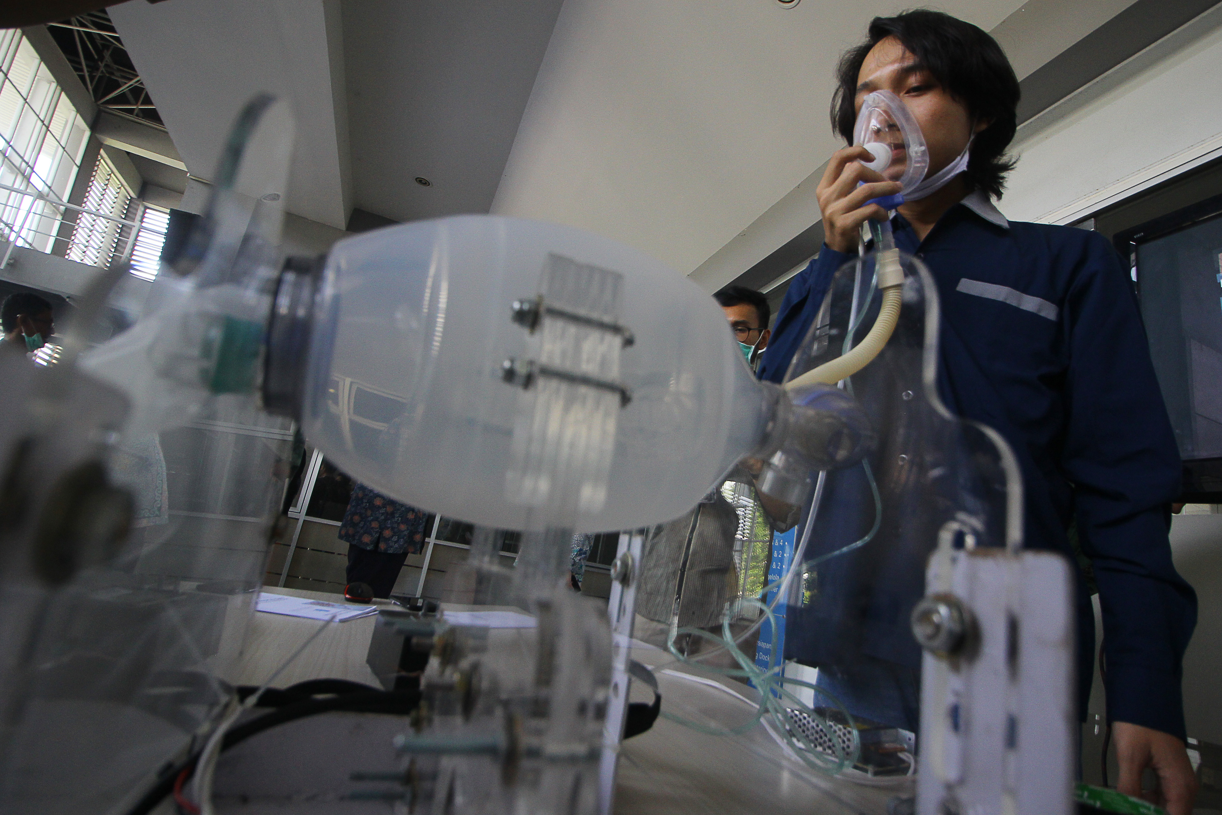 Tim peneliti Institut Teknologi Sepuluh Nopember (ITS) menguji coba mesin pompa udara (ventilator) buatan sendiri.
