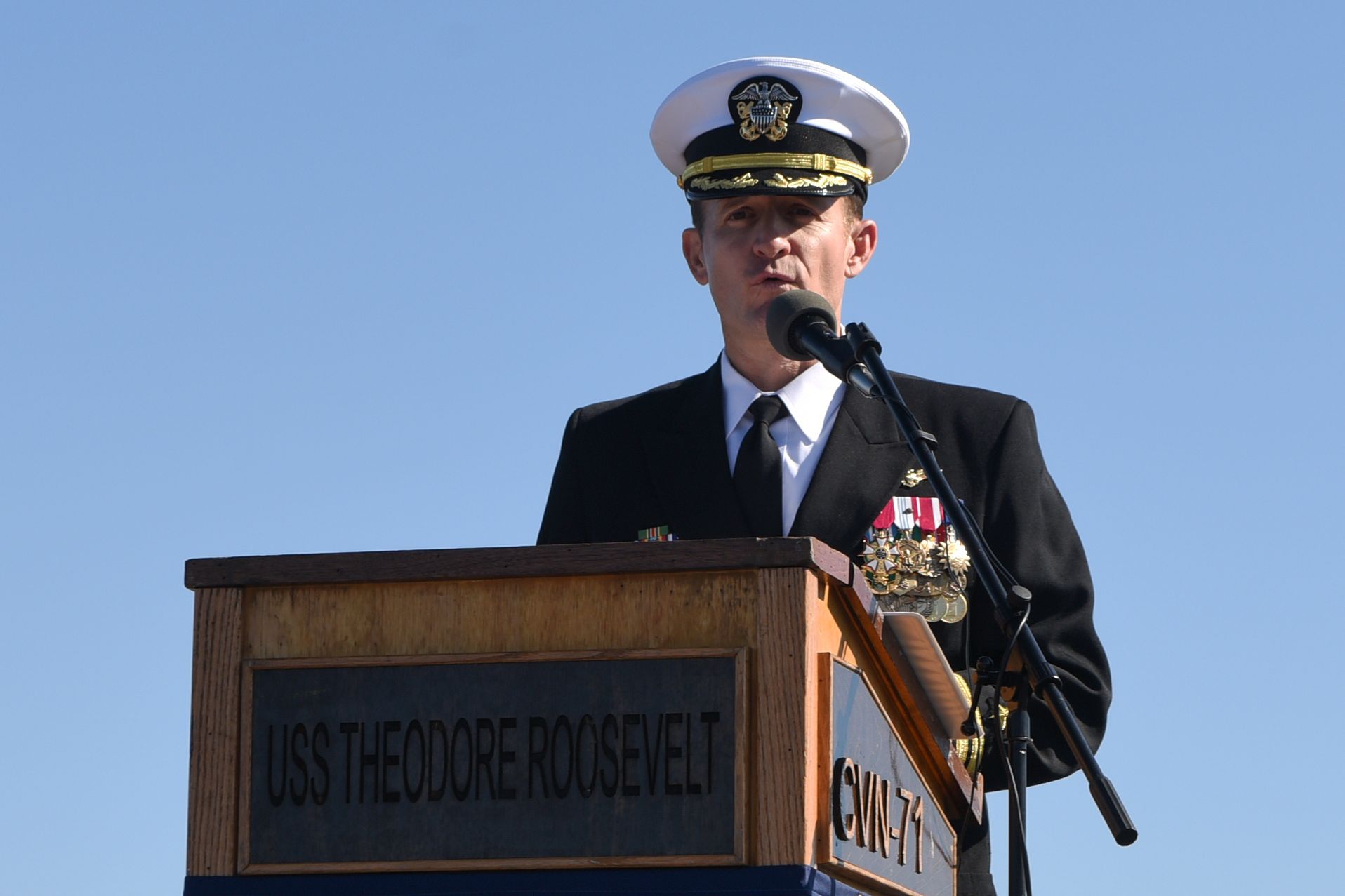 Mantan Komandan USS Theodore Roosevelt Kapten Brett Crozier