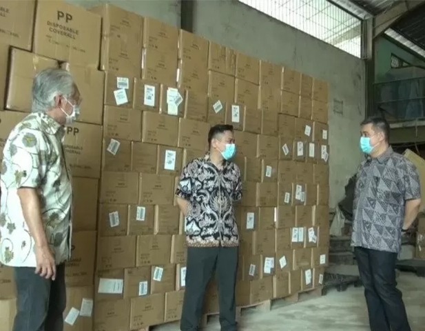 Mantan Menteri Perdagangan Enggartiasto Lukita (kiri) bersama pimpinan Yayasan Sahati Sumadi Seng (kanan) dan Then Herry Yulianto (tengah) .