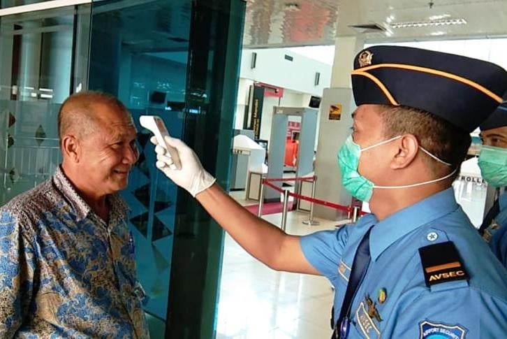 Bandara Depati Amir Pangkalpinang menjaga jarak antar pemumpang di pintu masuk untuk antisipasi saling bersentuhan.