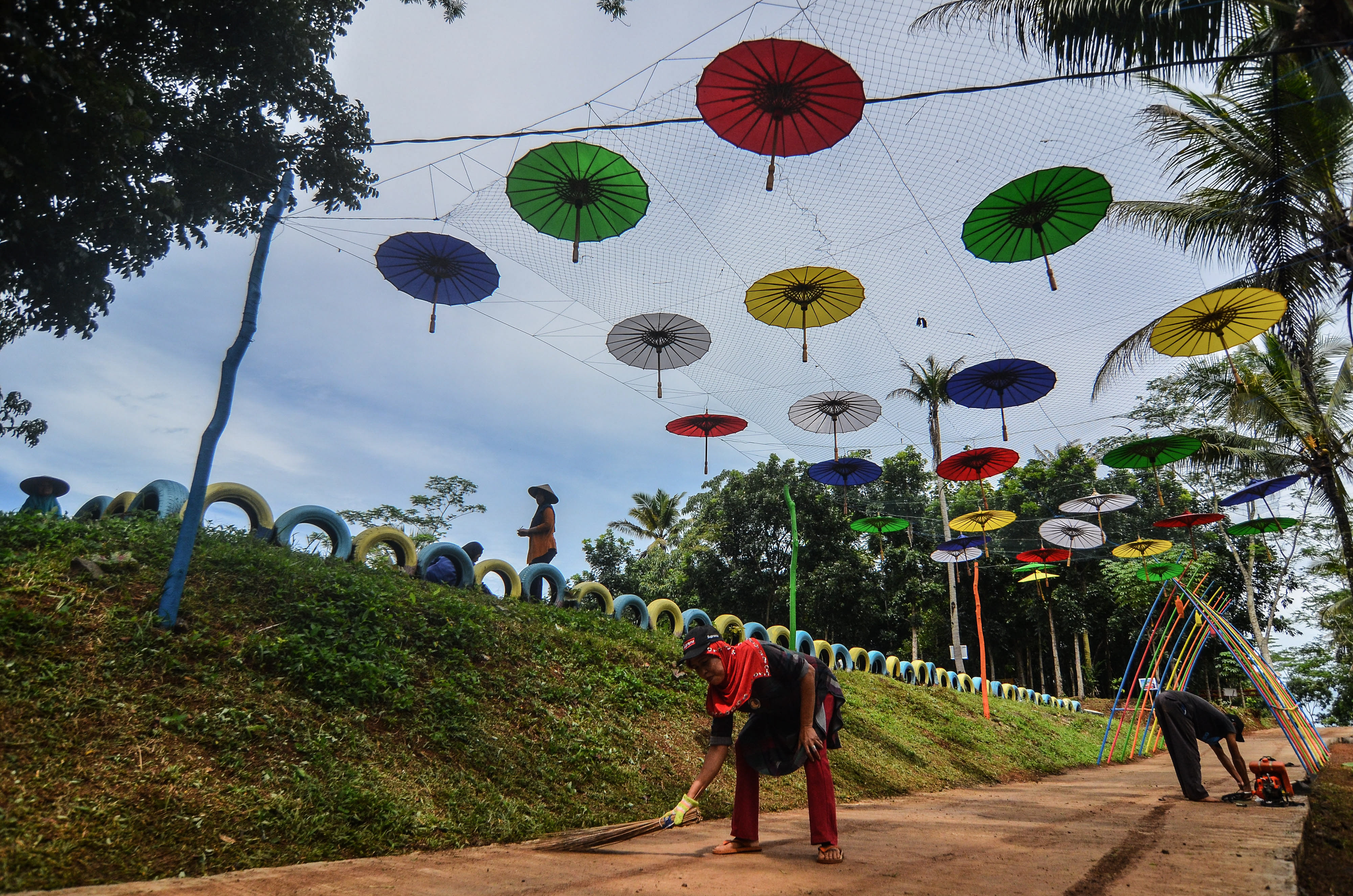 Warga mengikuti gerakan bersih lingkungan pada program padat karya tunai Badan Usaha Milik Negara (BUMN) di Jawa Barat, Sabtu (14/3/2019).