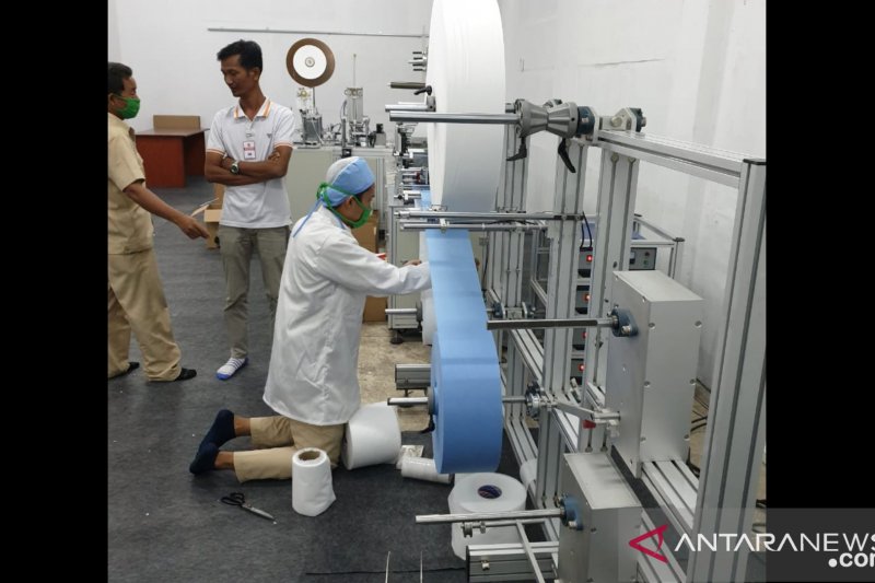 Produksi masker medis untuk memenuhi kebutuhan selama pandemi Covid-19.