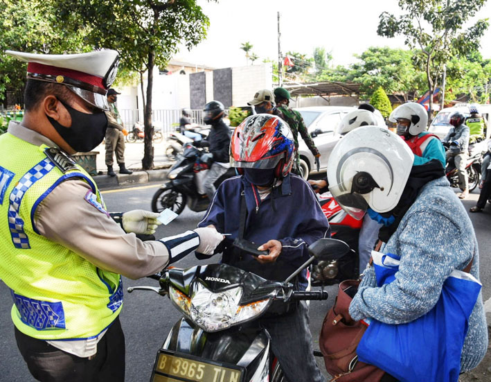 Petugas gabungan dari Polisi Lalulintas, TNI, Dishub, dan Satpol PP melaksanakan pengawasan penerapan di Tangerang Selatan