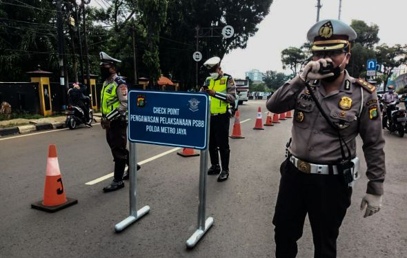 Polisi membuat titik-titik pengawasan selama masa PSBB di wilayah Provinsi DKI Jakarta