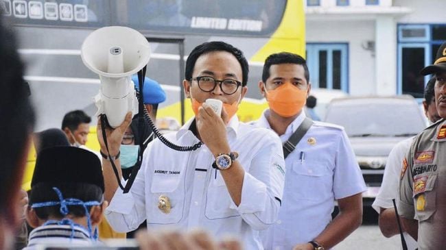 Bupati Baddrut Tamam dan wakilnya Raja'e sepakat menghibahkan gaji kepada para relawan Covid-19.  