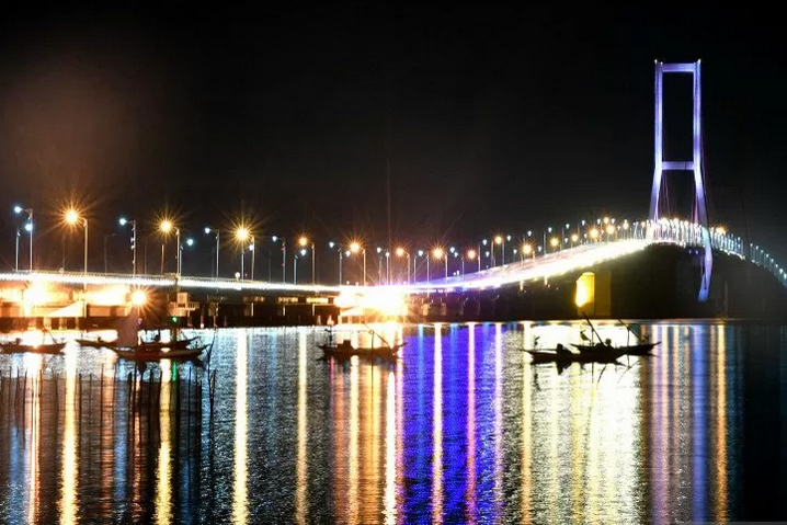 Jembatan Suramadu di Surabaya, salah satu ikon Kota Pahlawan. 