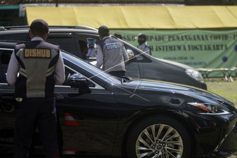 Petugas Dishub melakukan pendataan kendaraan plat nomor luar Yogyakarta saat operasi pengawasan di perbatasan DIY-Tempel.