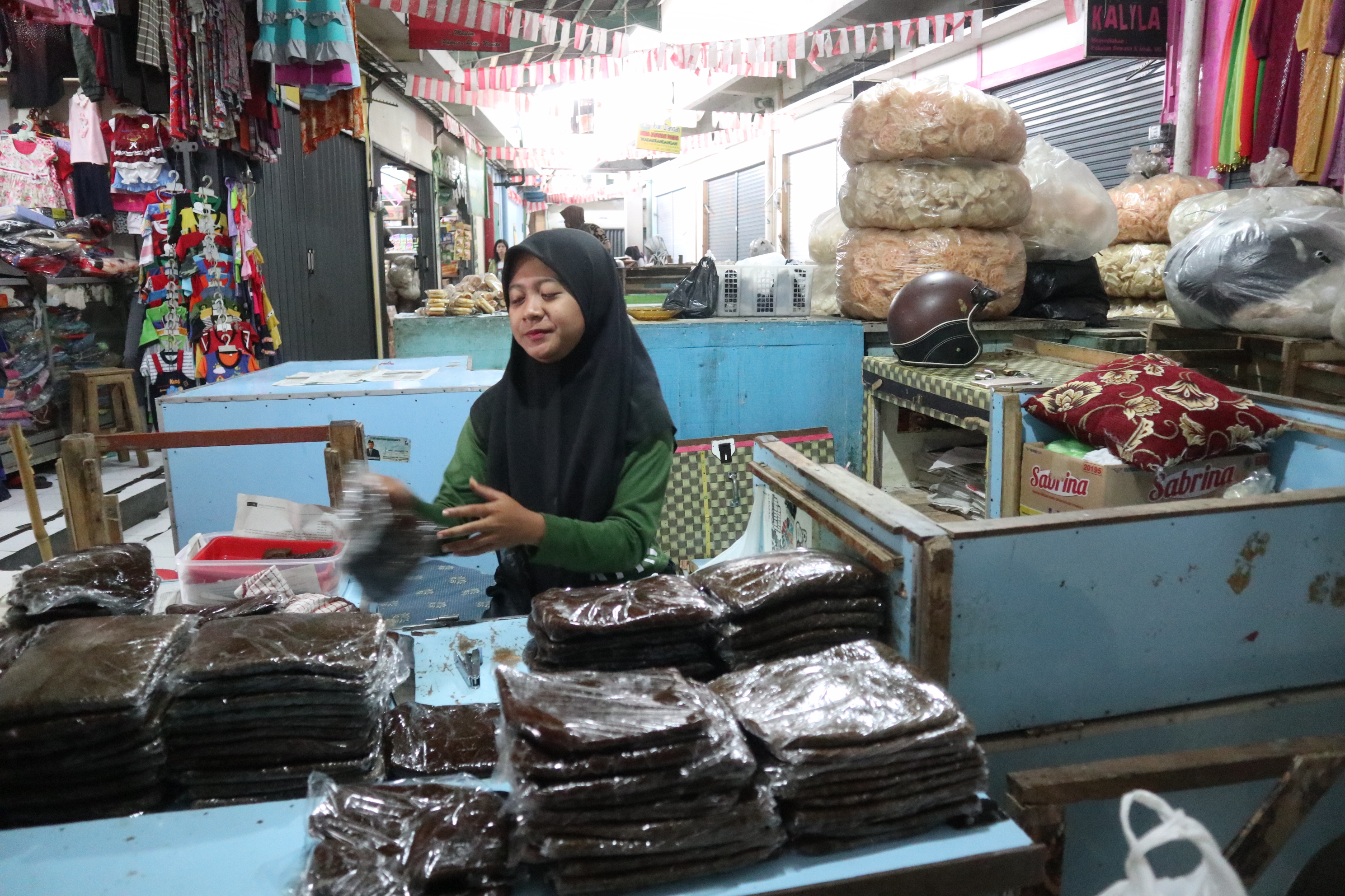 Pedagang jenang di Pasar Kliwon, Temanggung sepi pengunjung akibat covid-19.