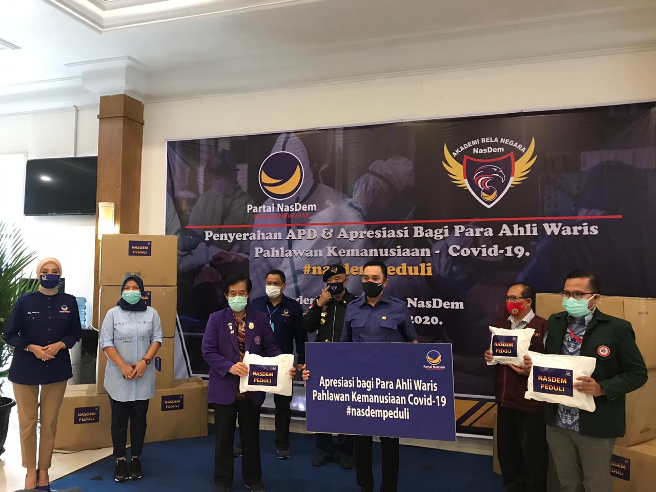 Bendahara Partai NasDem Ahmad Sahroni saat memberikan bantuan APD kepada awak medis.