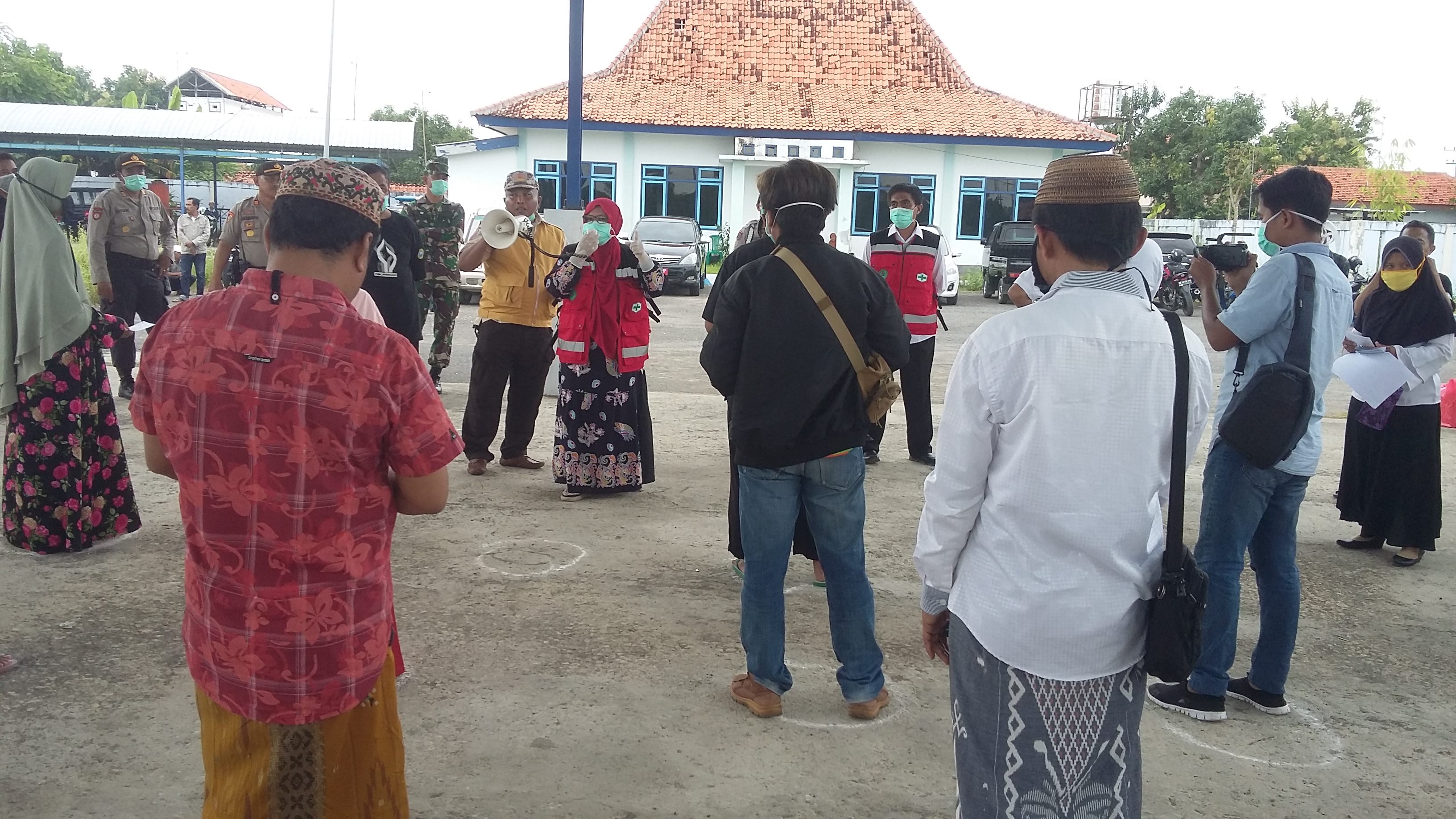 Pembekalan relawan covid-19 oleh Bupati Pamekasan  Baddruttamam 