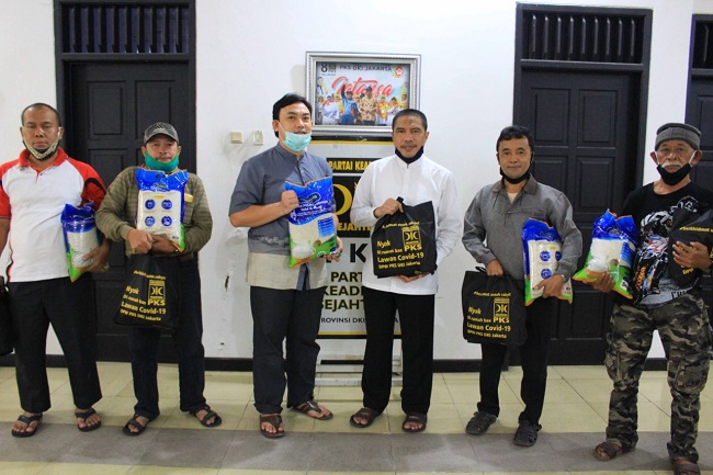 DPW PKS DKI Jakarta menyalurkan bantuan sebesar Rp2,2 miliar untuk warga terdampak Covid-19.