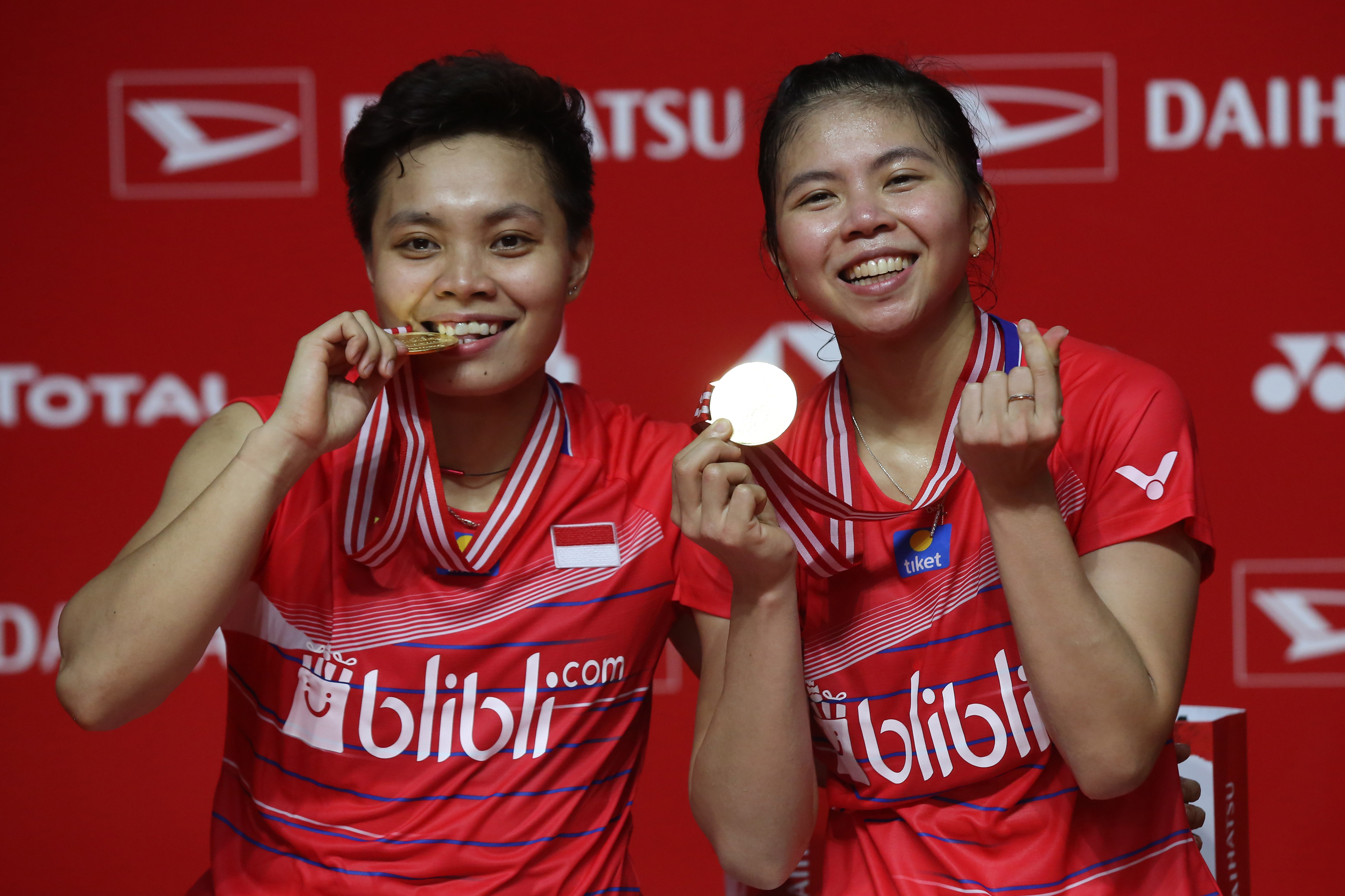 Apriyani Rahayu (kiri) bersama pasangannya di nomor ganda putri Greysia Polii.
