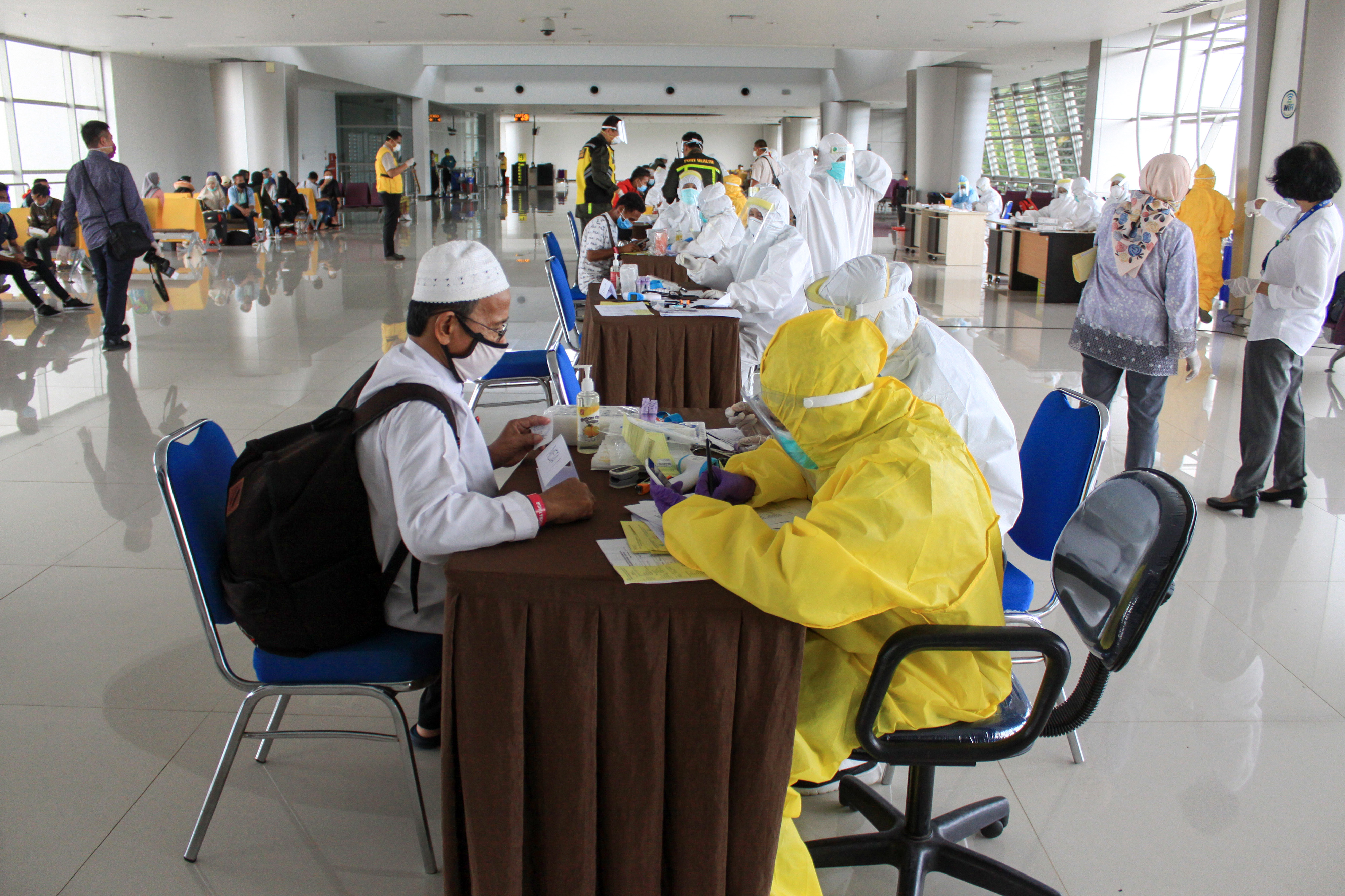 Pekerja Migran Indonesia (PMI) asal Malaysia menjalani Rapid Test 