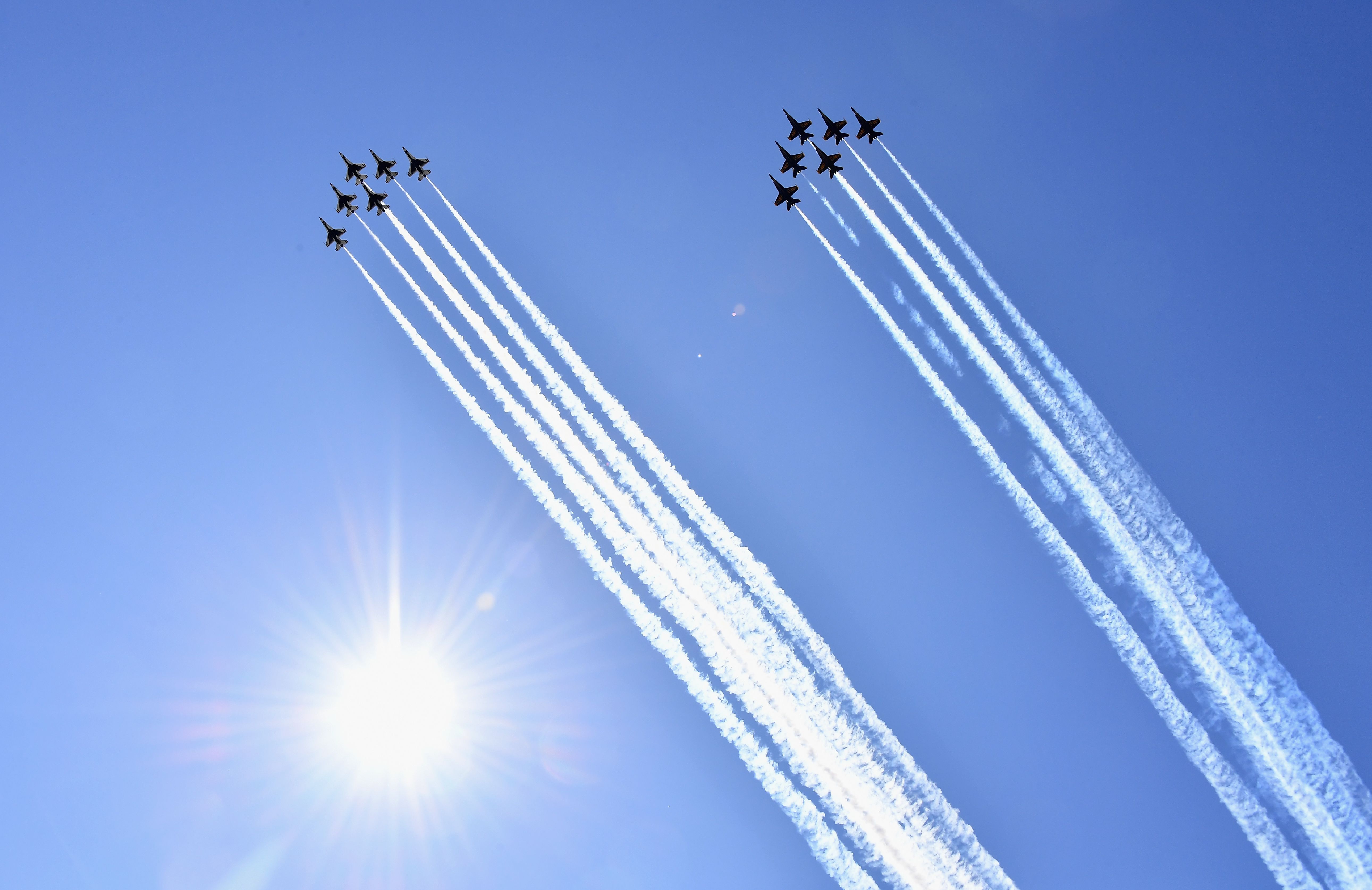 Skuadron jet tempur Thunderbirds dan Blue Angels melintas di langit New York sebagai bentuk penghormatan kepada pekerja kesehatan.