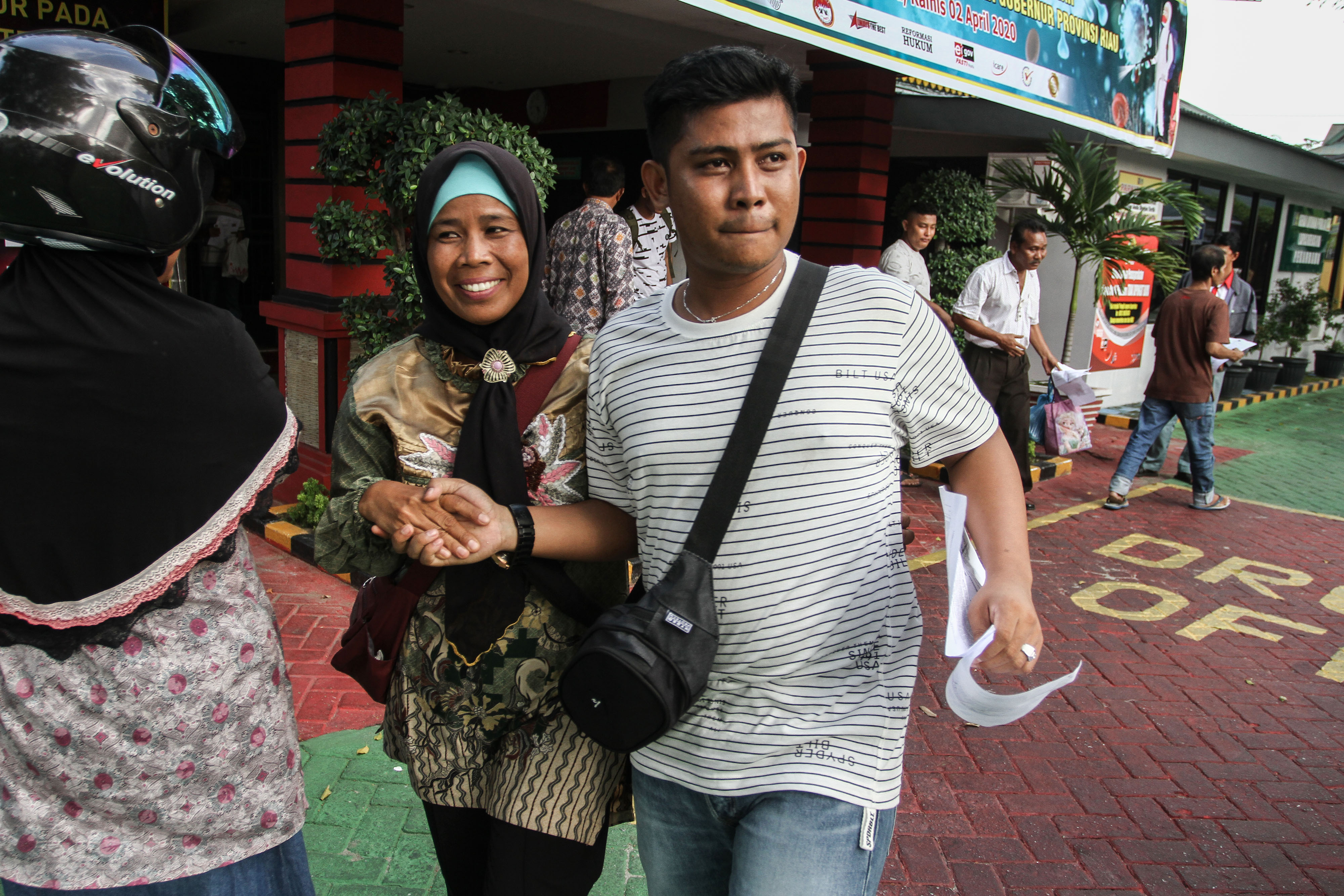 Warga binaan disambut keluarga usai keluar dari lapas melalui asimilasi dan integrasi oleh Kemenkumham di Lapas Kelas IIA Pekanbaru, Riau.