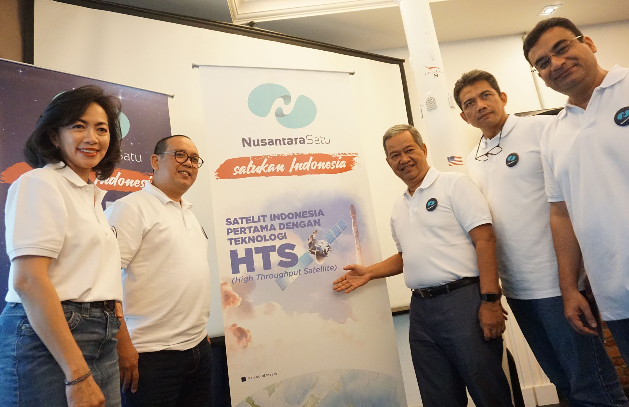 Dirut PT Pasifik Satelit Nusantara (PSN) Adi Rahman Adiwoso (tengah)