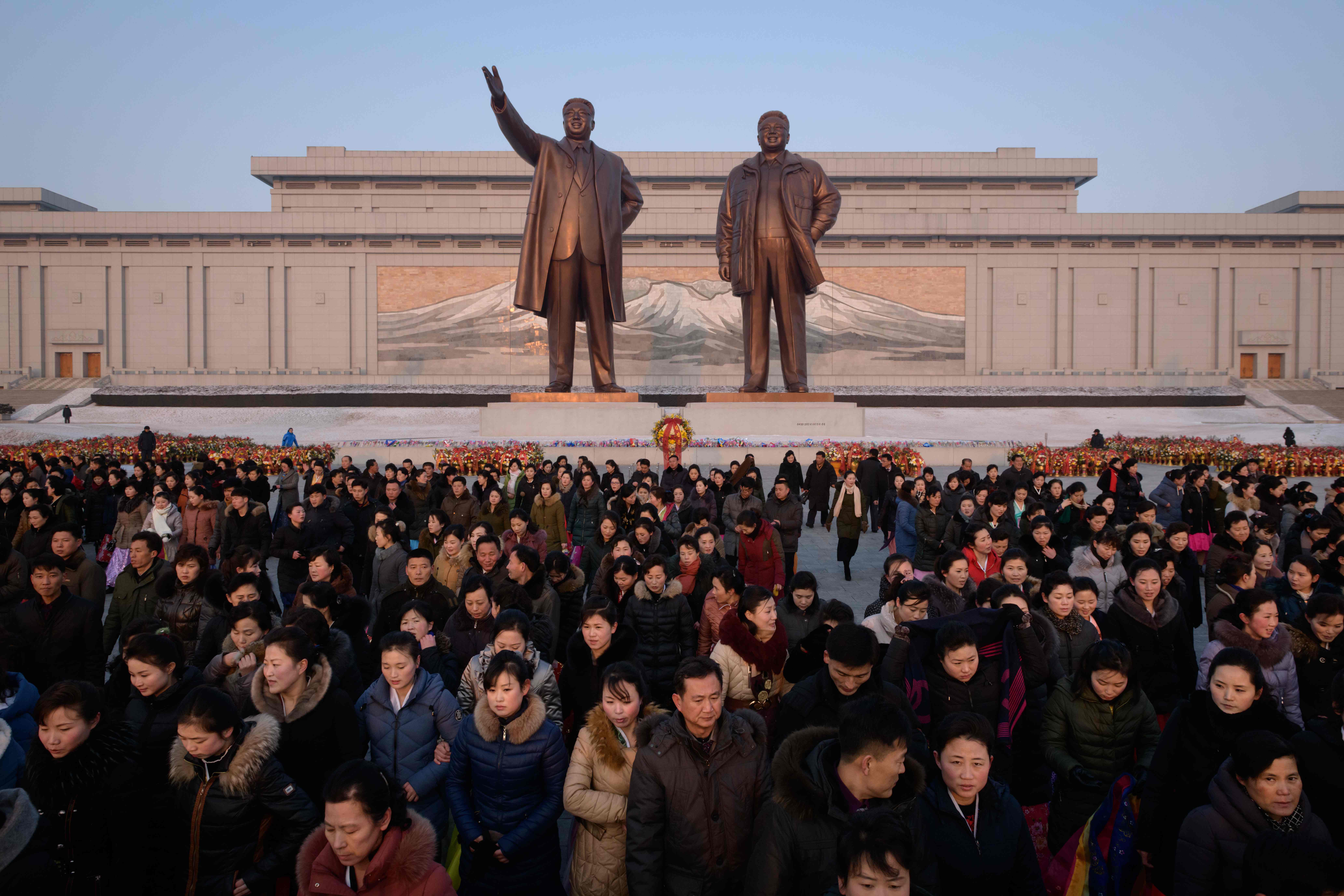 Patung dua mantan pemimpin Korea Utara, Kim Il Sung dan Kim Jong Il di Pyongyang.