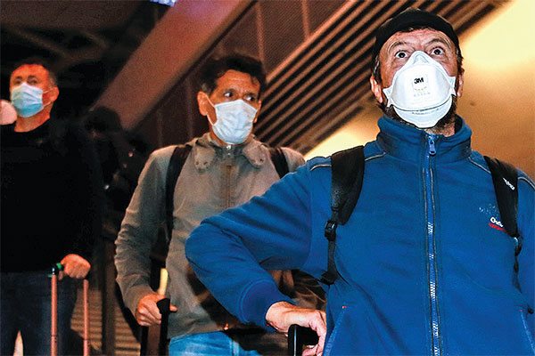 Pelatih Wuhan Zall Jose Gonzalez (kanan) dan pemainnya tiba di Stasiun Kereta Api Wuhan, Hubei, Tiongkok