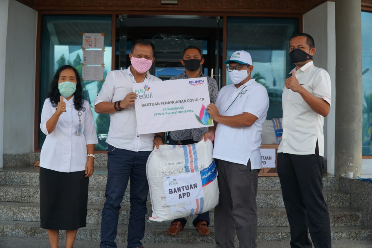 PLN Bangka Belitung menyumbangkan 700 lembar baju hazmat untuk petugas medis, Kamis (16/4/2020).