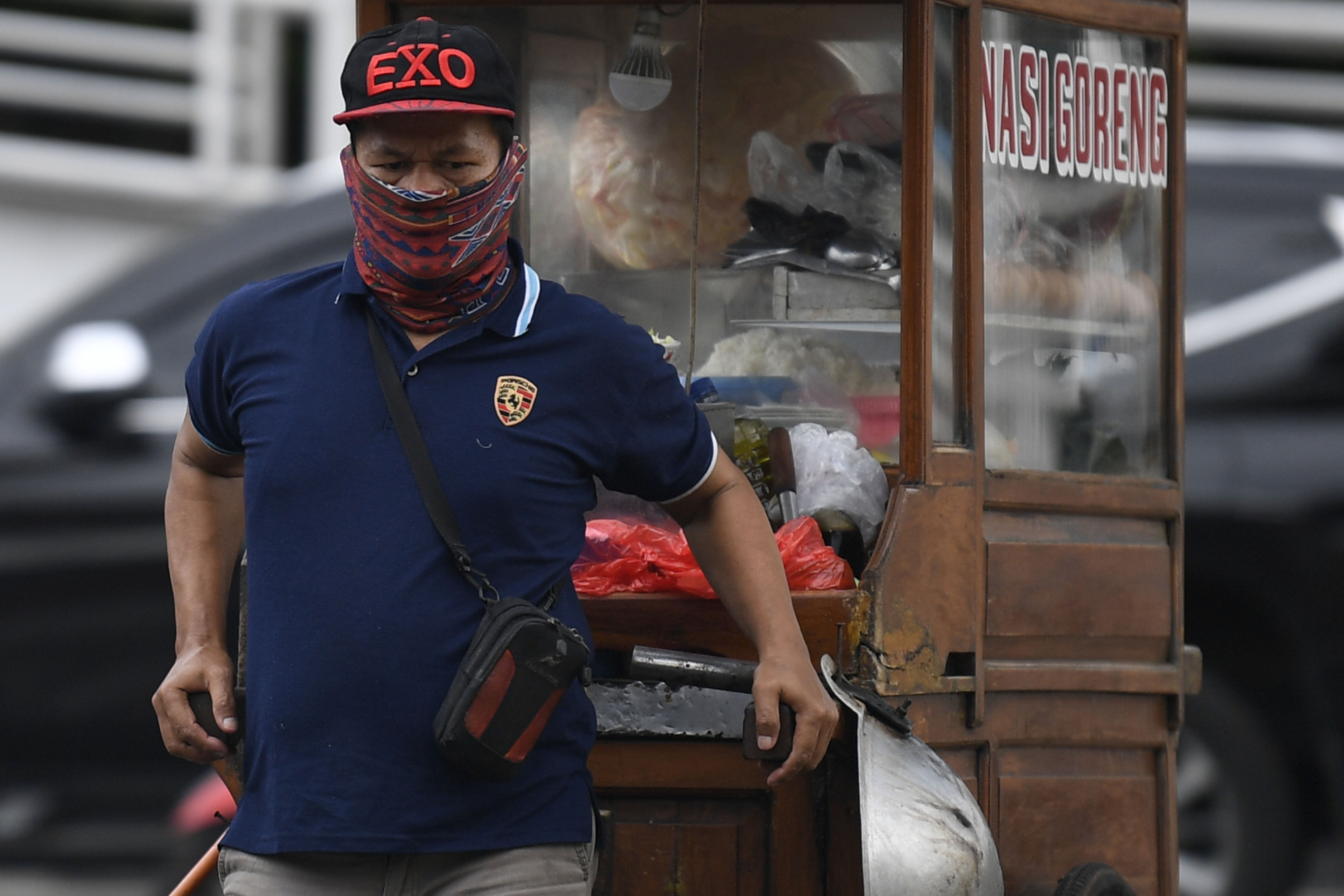  Pedagang nasi goreng beraktivitas saat pandemi virus corona di Jakarta. Nasi goreng dihidangkan dari kaki lima sampai hotel bintang lima. 