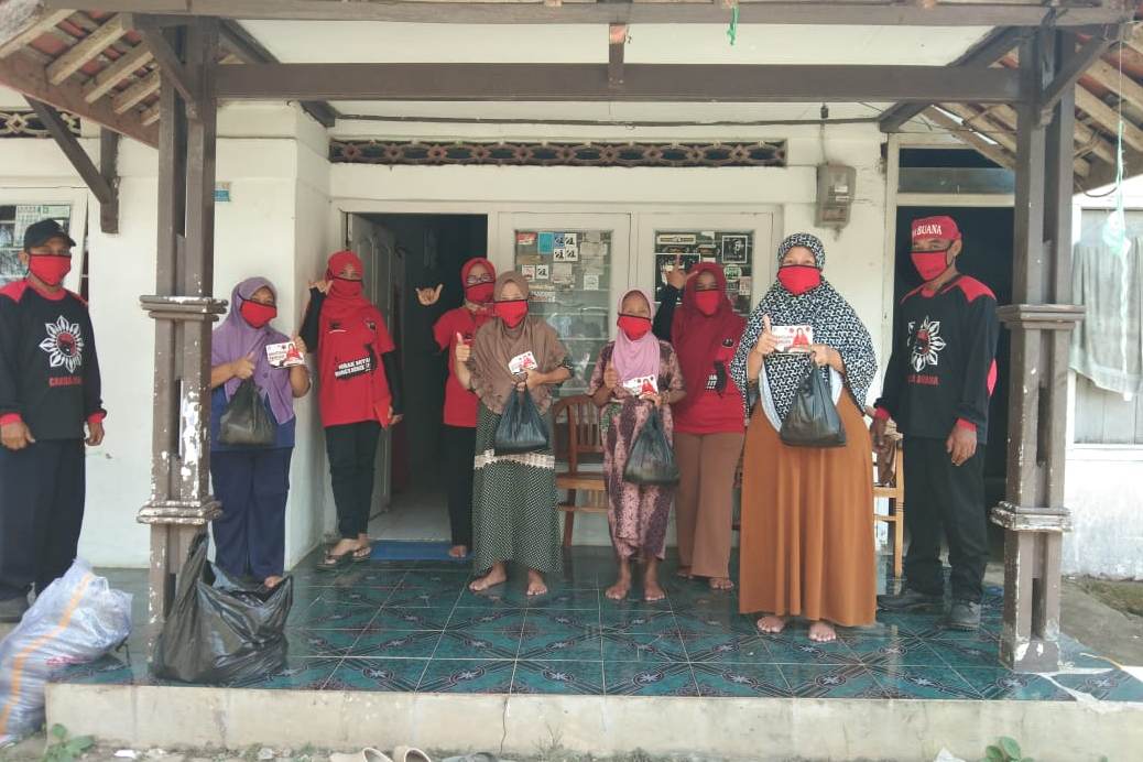 Warga Brebes menerima bantuan sembako dari Anggota DPR RI Paramitha Widya Kusuma.