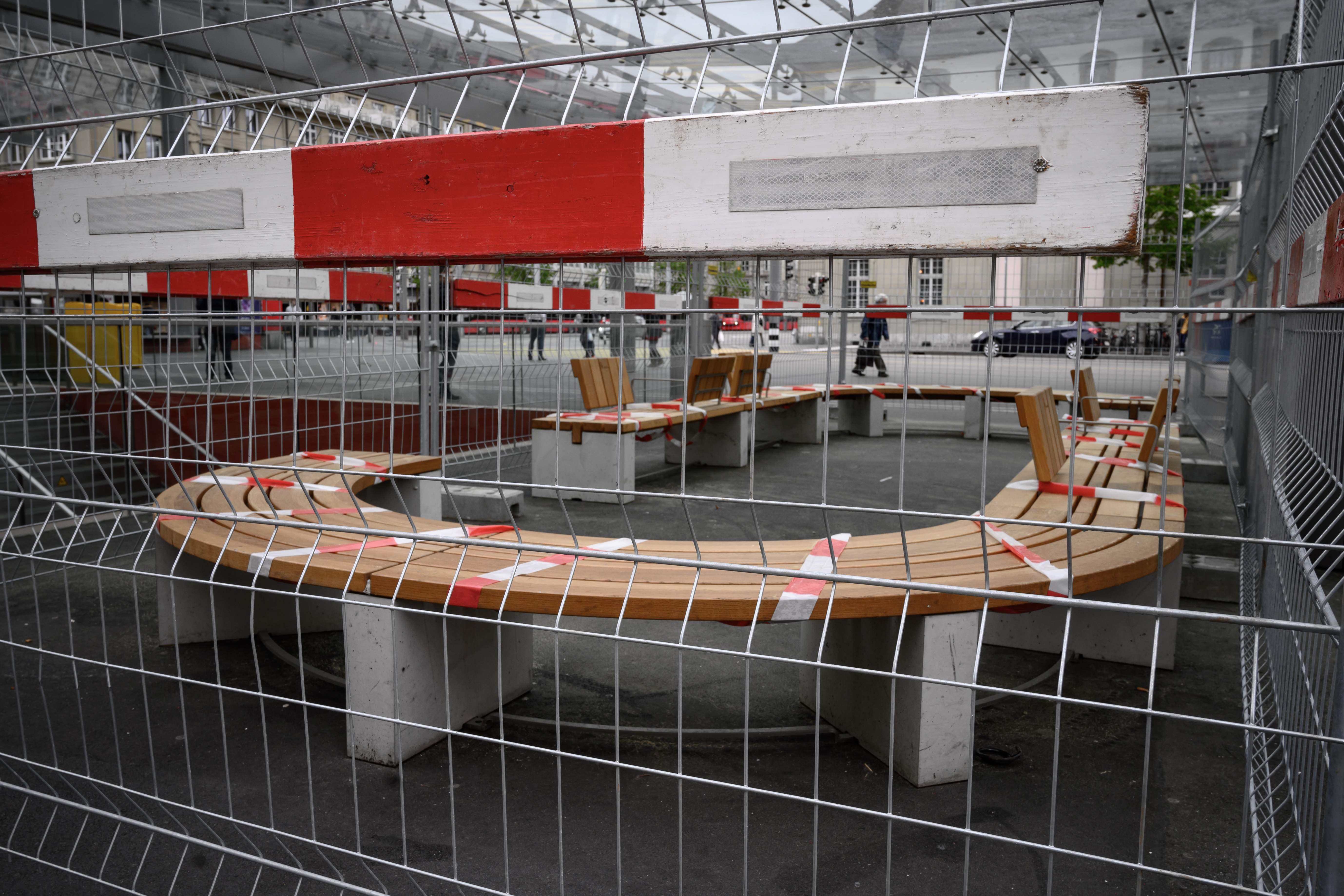 Bangku taman di Bern, Swiss dipagari saat negara itu memberlakukan lockdown karena covid-19.