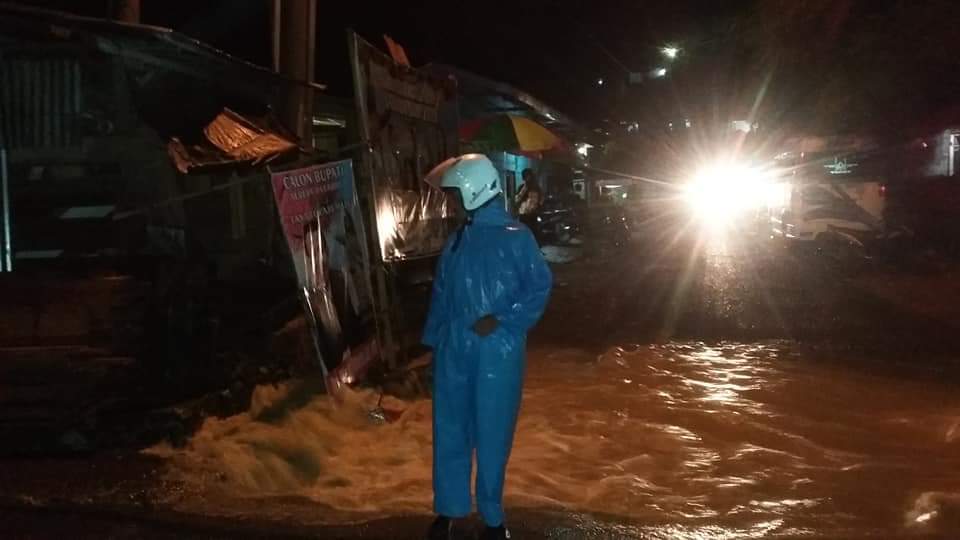 Banjir yang menyebabkan tanah longsor di Toraja, Sulawesi Selatan.