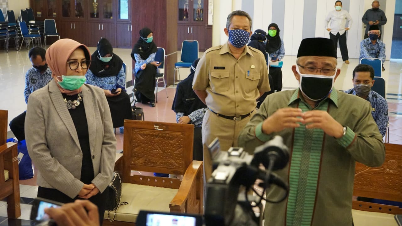 Diana Dewi menyerahkan rapid test kit ke Pemkot Depok