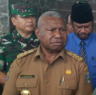 Gubernur Papua Barat, Dominggus Mandacan 