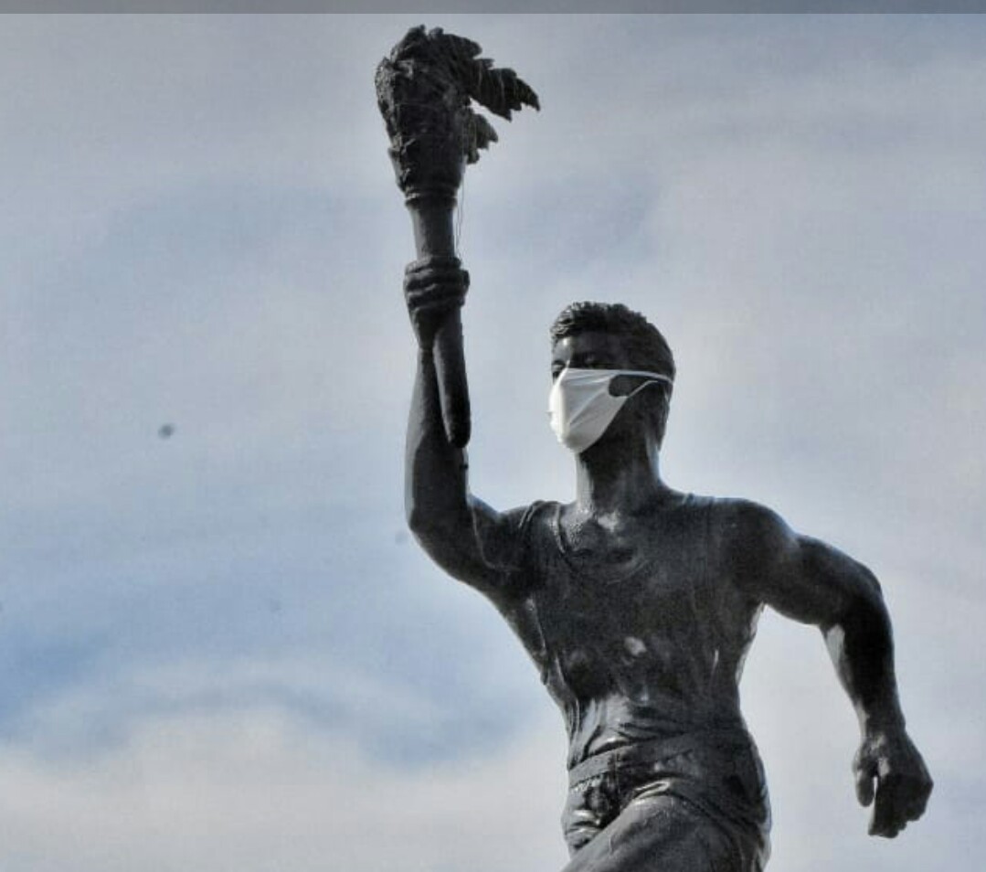 Patung Obor di perempatan Pakembaran Slawi, ibu kota Kabupaten Tegal pun dipasangi masker.