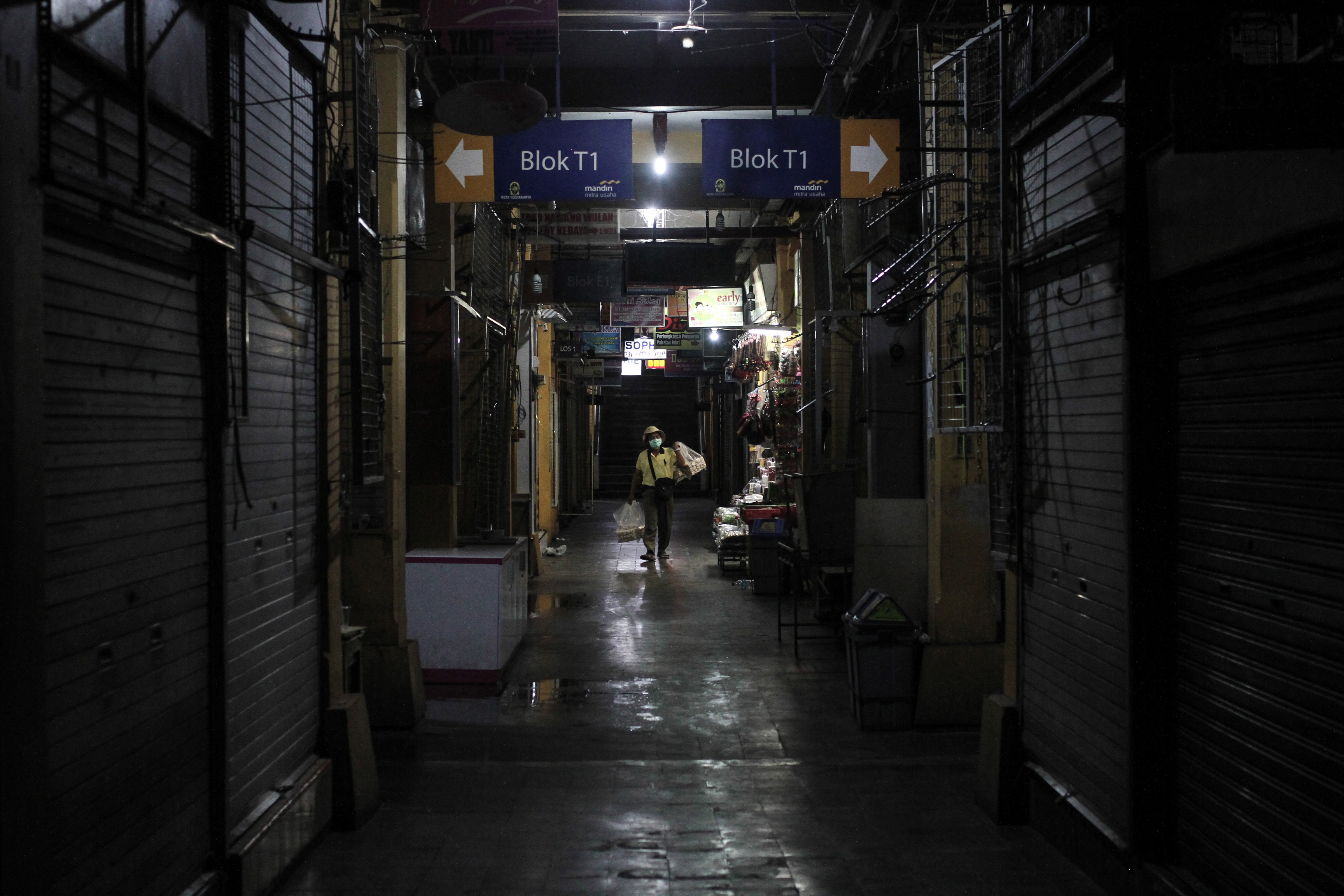 Pengunjung berjalan di lorong Pasar Beringharjo, DI Yogyakarta. Banyak kios tutup selama pandemi covid-19.