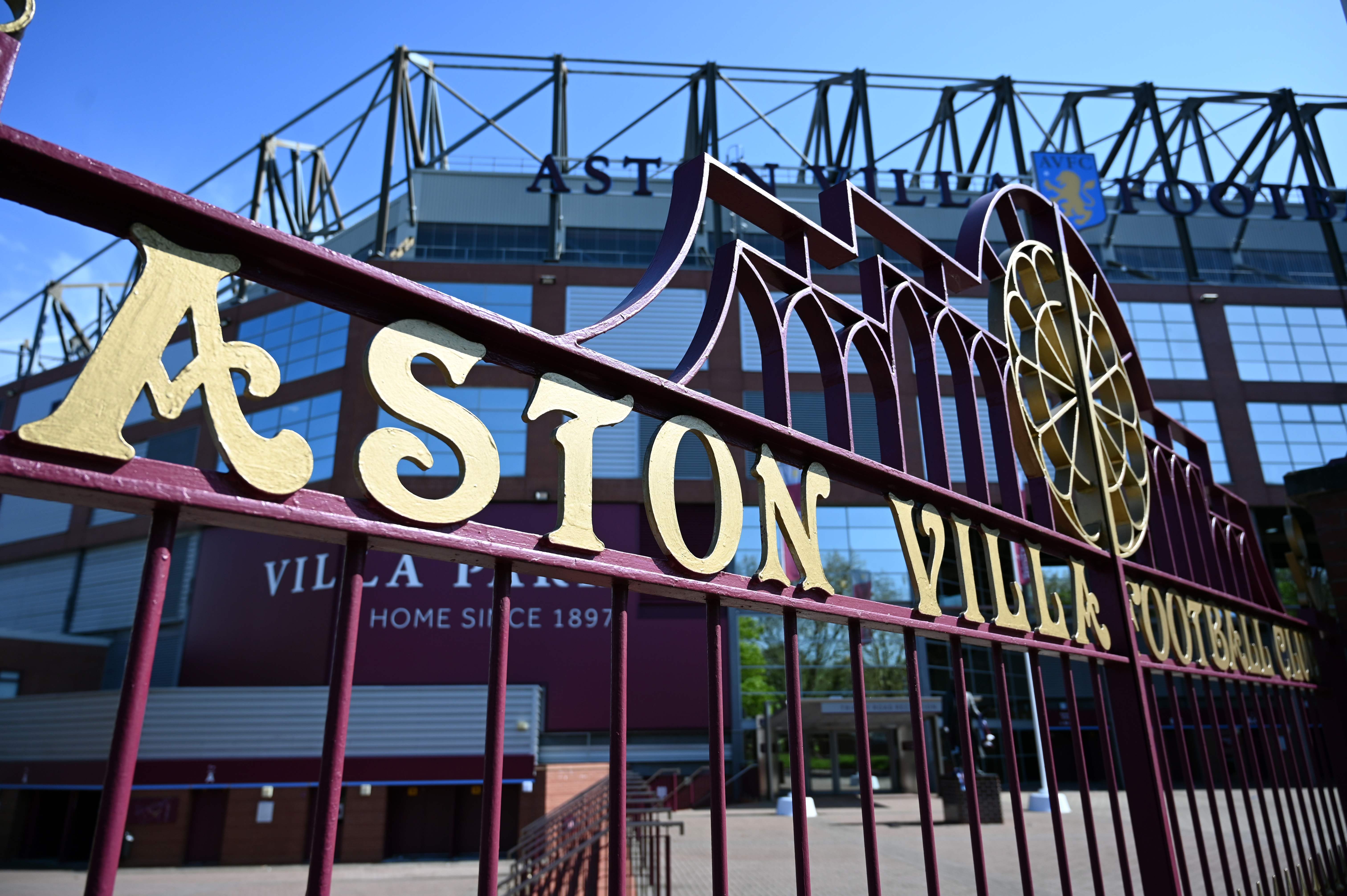 Pagar stadion kandang klub Liga Primer Inggris Aston Villa, Villa Park.