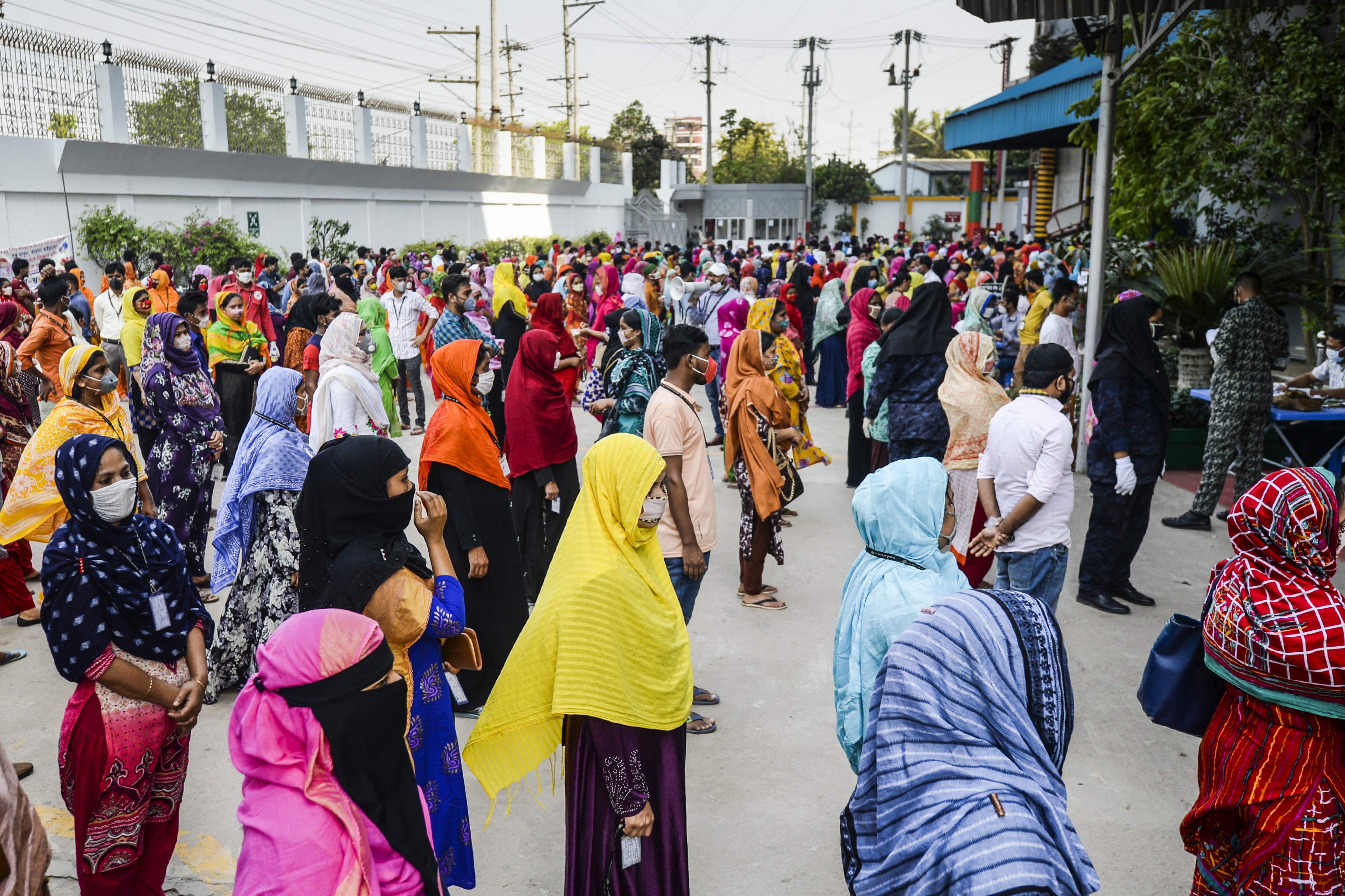 Ratusan buruh pabrik garmen di Bangladesh mengantre untuk mendapatkan bayaran.