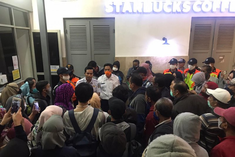 Suasana di Stasiun Manggarai