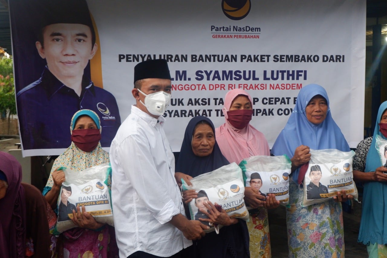 Anggota DPR RI asal Fraksi NasDem Syamsul Luthfi memberikan bantuan sembako kepada warga Lombok Timur.