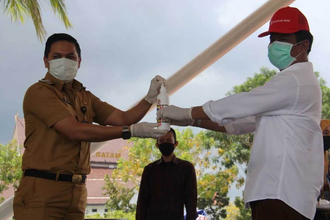 Golf Division Head Sinar Mas Land, Steven Japari (kanan) menyerahkan secara simbolis 500 RTK kepada Wali Kota Batam, H Muhammad Rudi.