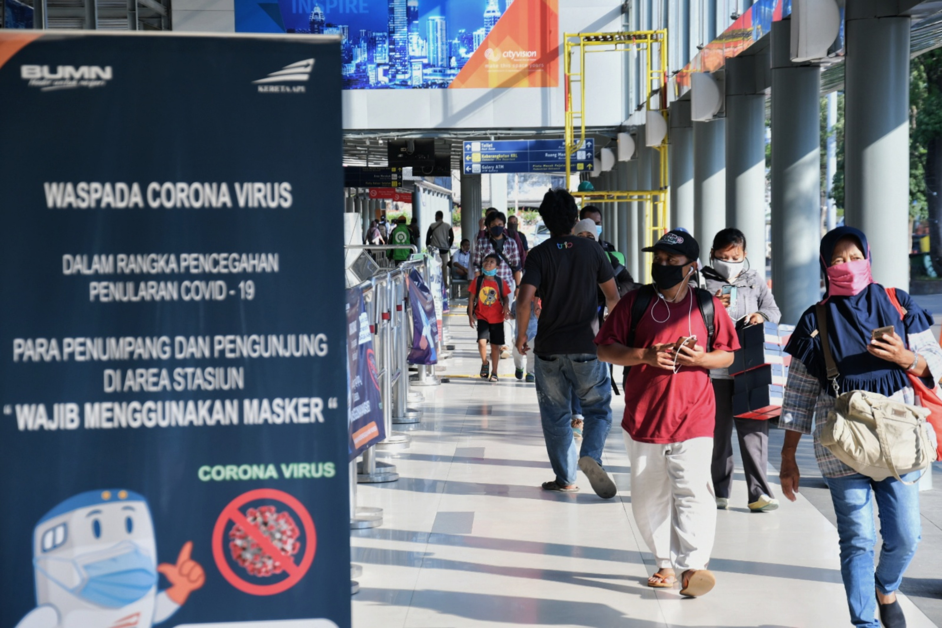 Suasana sepi tampak di Stasiun Pasar Senen, Jakarta Pusat, Rabu (22/4). Pemerintah memberlakukan larangan mudik mulai Jumat (24/4).