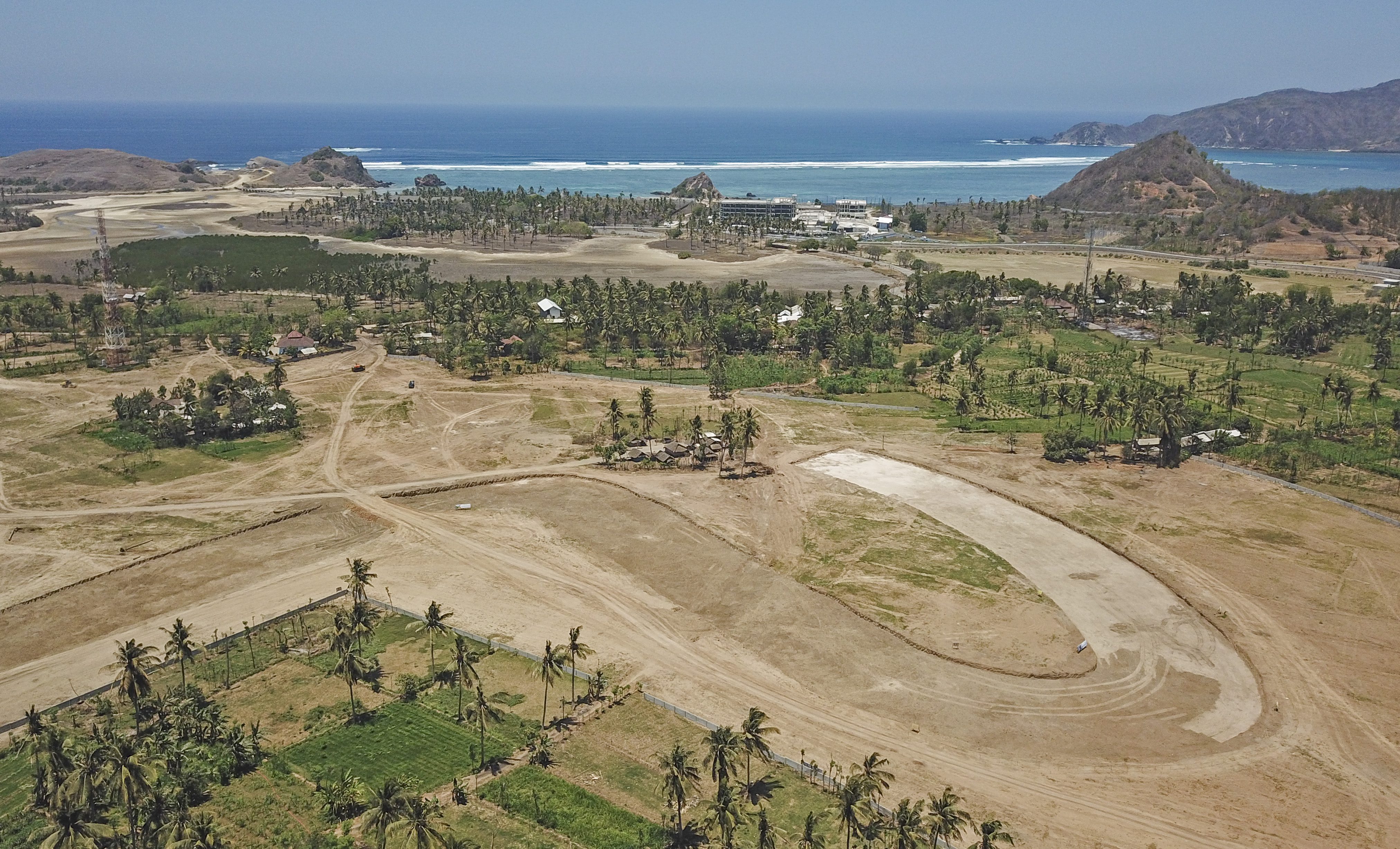 Foto udara bentuk salah satu tikungan Mandalika MotoGP Street Circuit di The Mandalika, Pujut, Praya, Lombok Tengah, NTB.