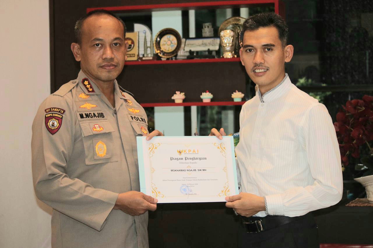 Ketua KPAI Susanto memberikan penghargaan kepada Kombes Mohammad Ngajib.